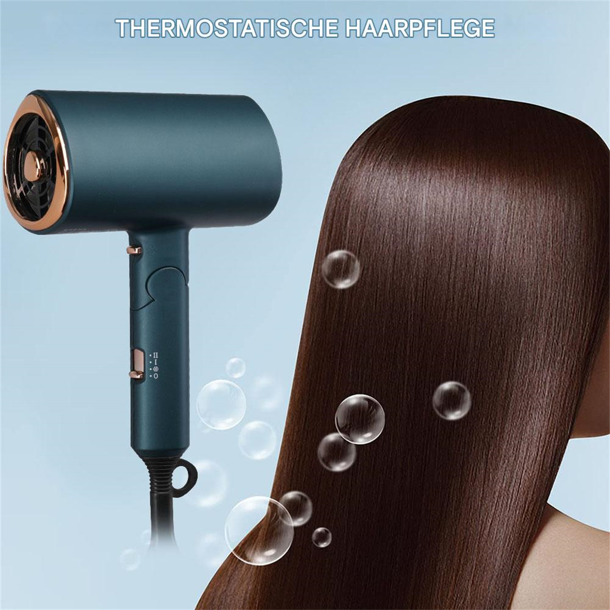 Haartrockner mit tealfarbenem Gehäuse und goldenen Akzenten, neben glattem, braunem Haar.