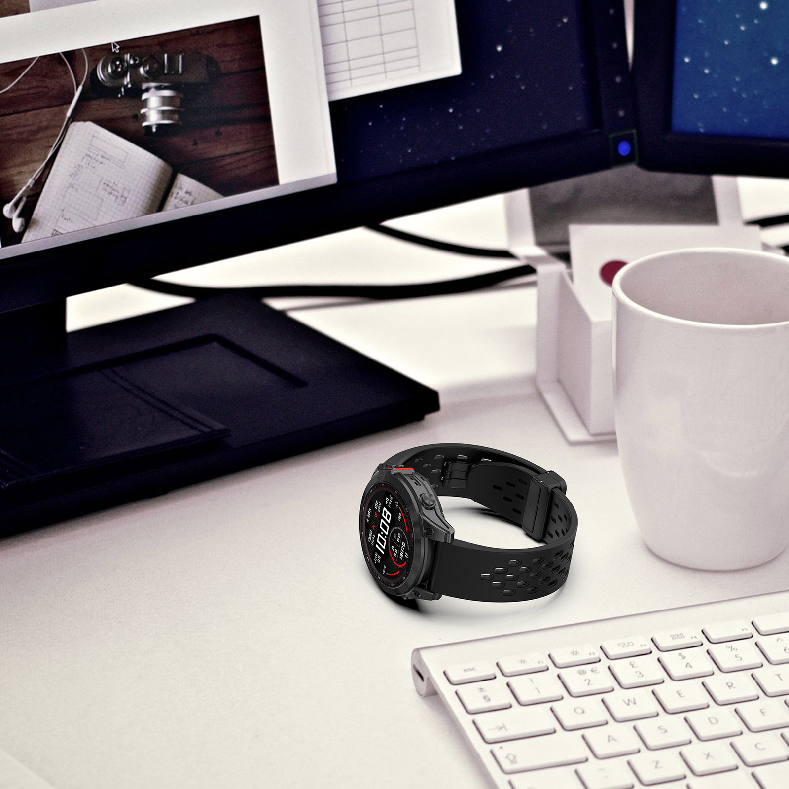 Eine schwarze Smartwatch auf einem weißen Schreibtisch mit Tastatur und anderen Büromaterialien.