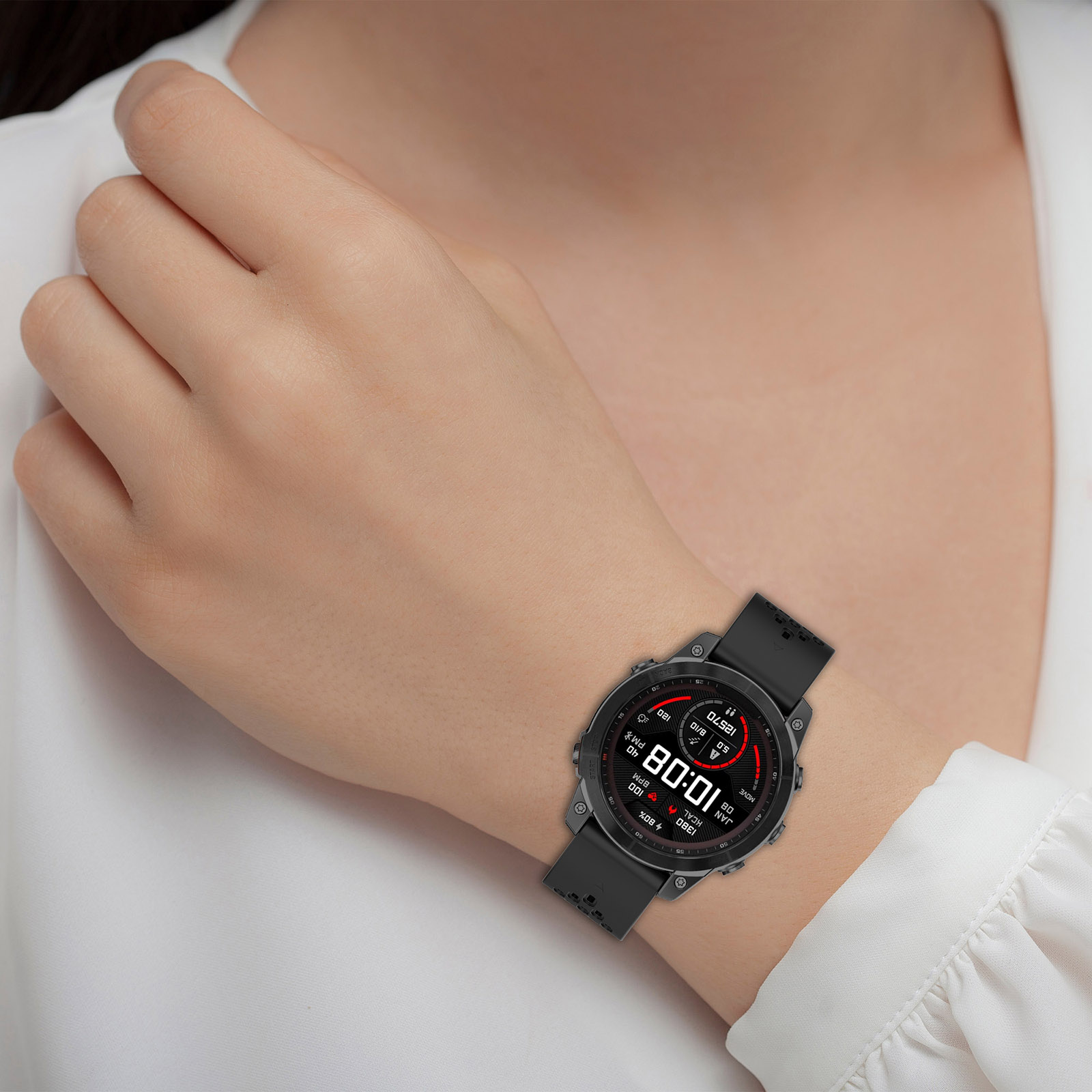 Handgelenk mit schwarzer Smartwatch, die Zeit anzeigt, vor weißem Hemd.