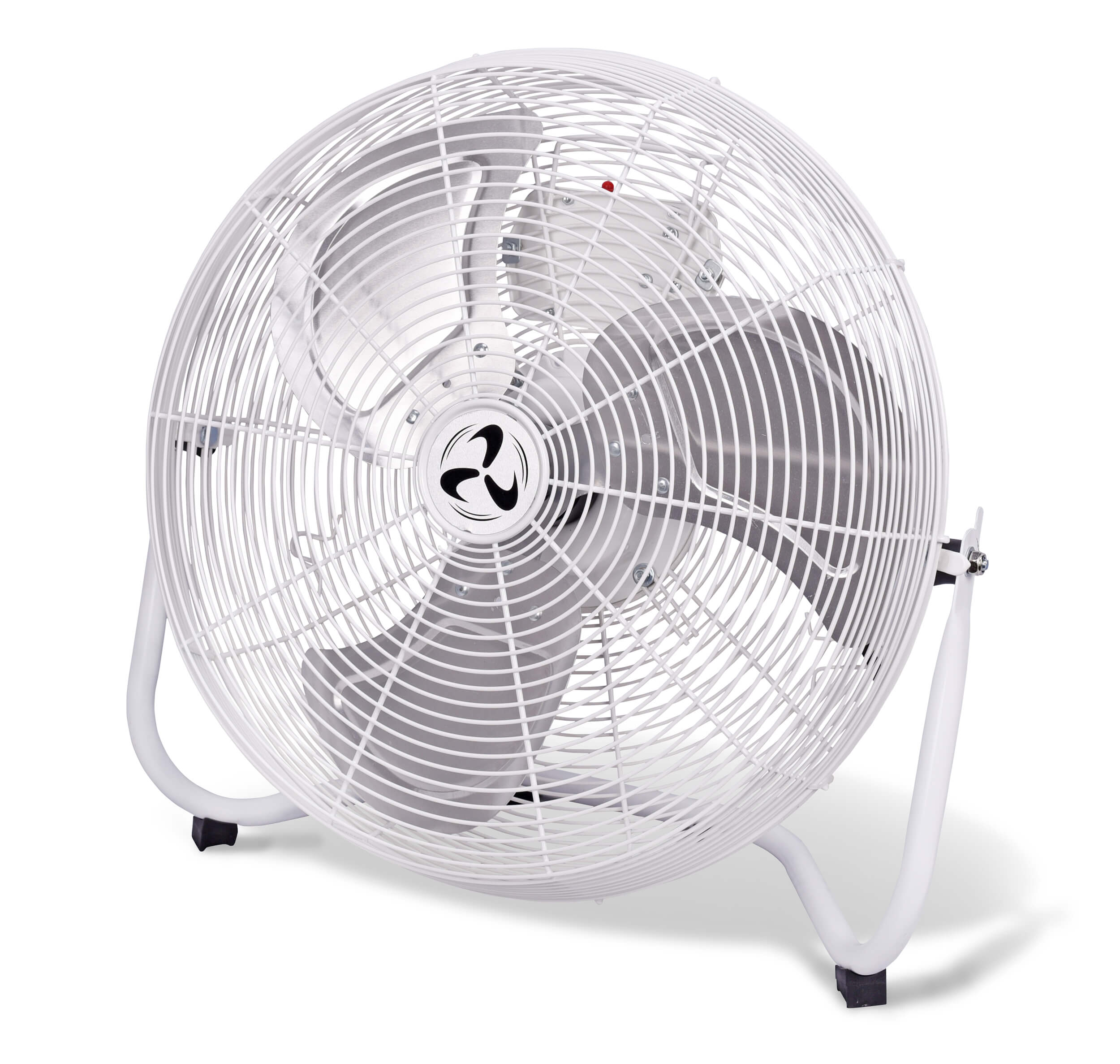 Ventilatore bianco con gabbia protettiva, inclinato verso lo spettatore, su superficie bianca, sfondo bianco.