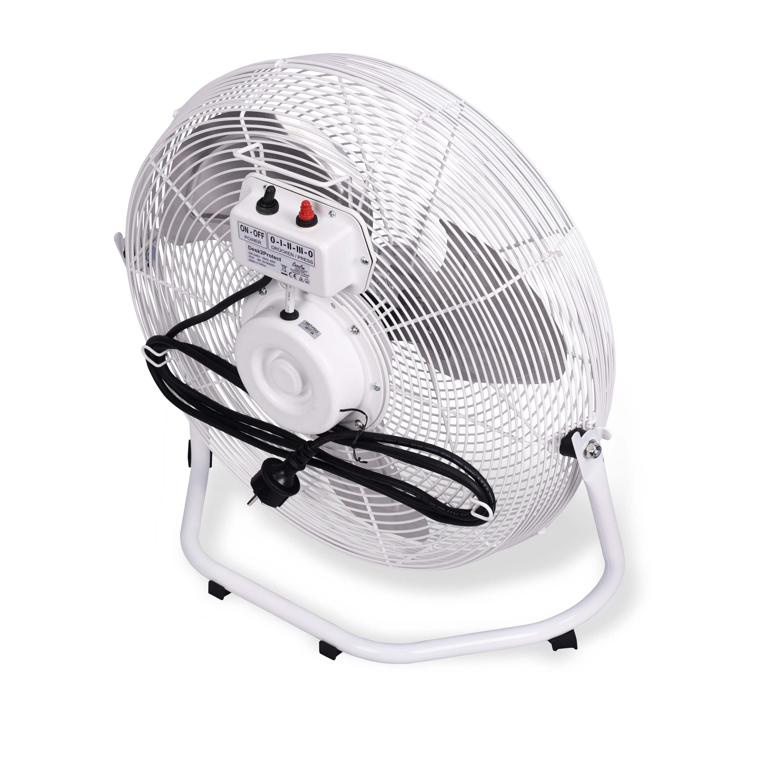 Un ventilatore bianco con una gabbia. Il ventilatore ha un supporto e controlli sul retro. Il ventilatore è su uno sfondo bianco.