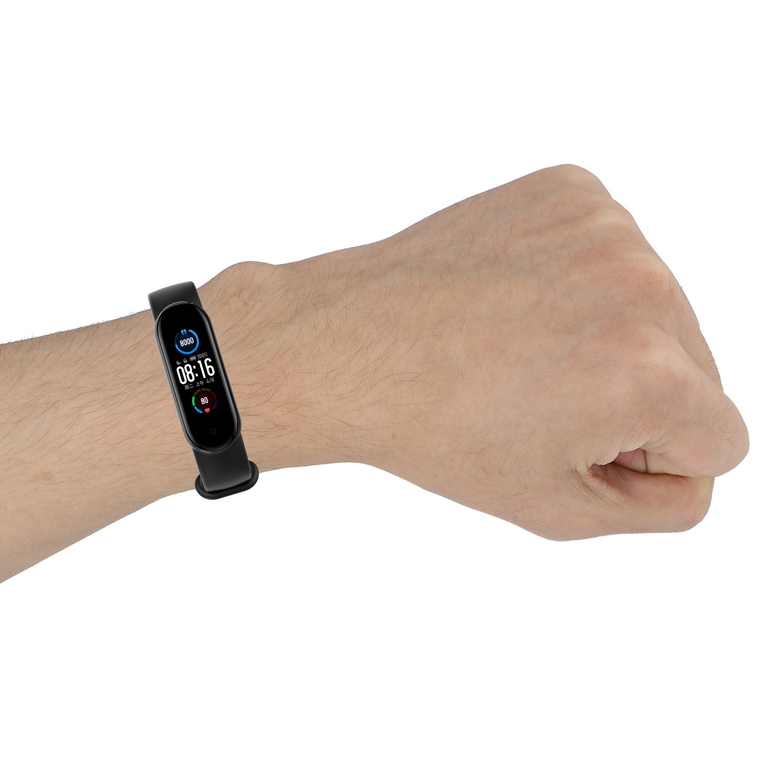 Person trägt einen schwarzen Fitnesstracker am Handgelenk. Weißer Hintergrund.