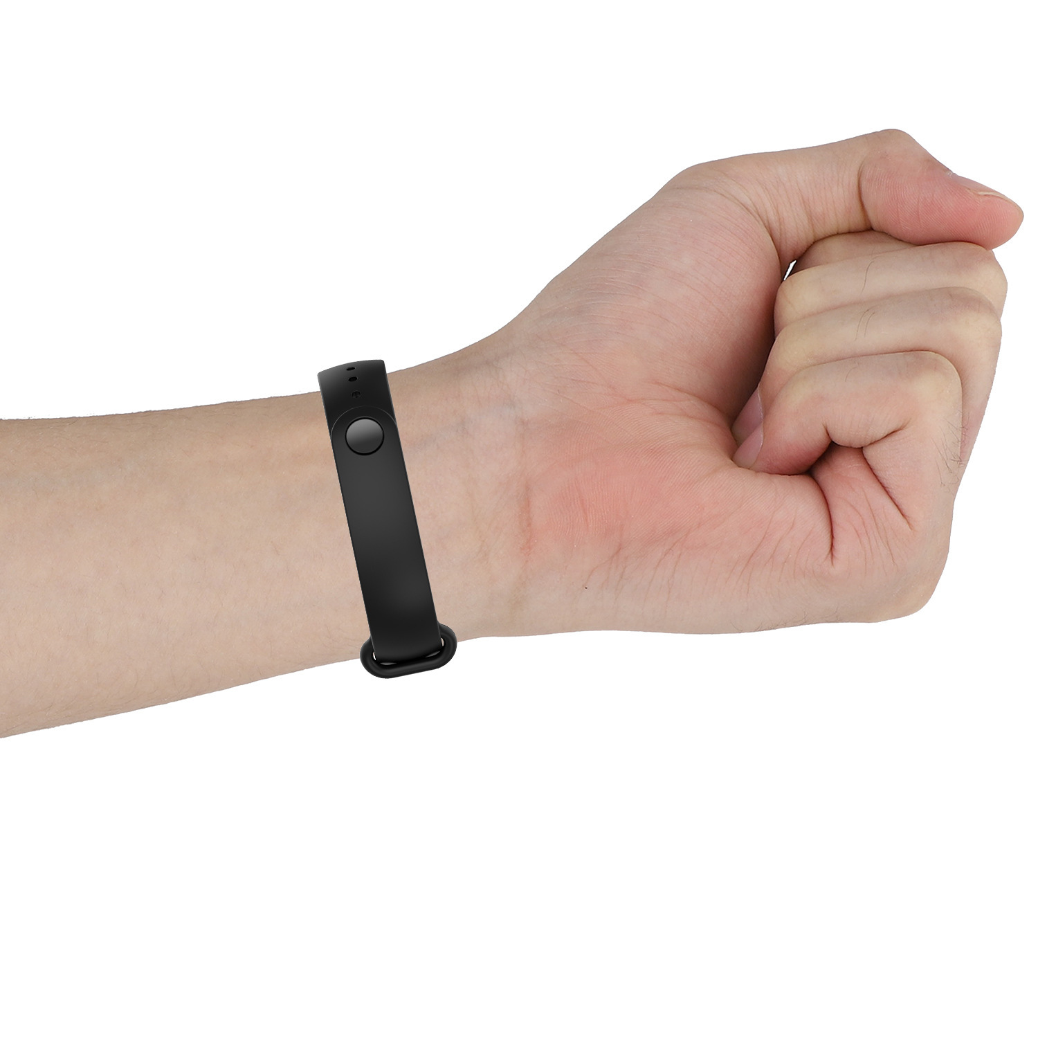 Ein schwarzes Fitness-Tracker-Armband am Handgelenk einer Person. Weißer Hintergrund.