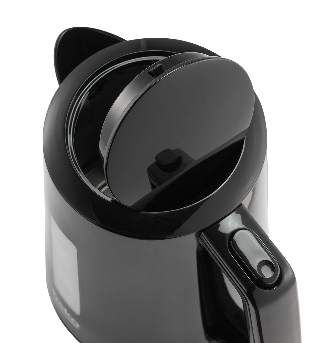 Czarny czajnik elektryczny, otwarty. Widok z góry, pokazujący otwartą pokrywę i uchwyt.