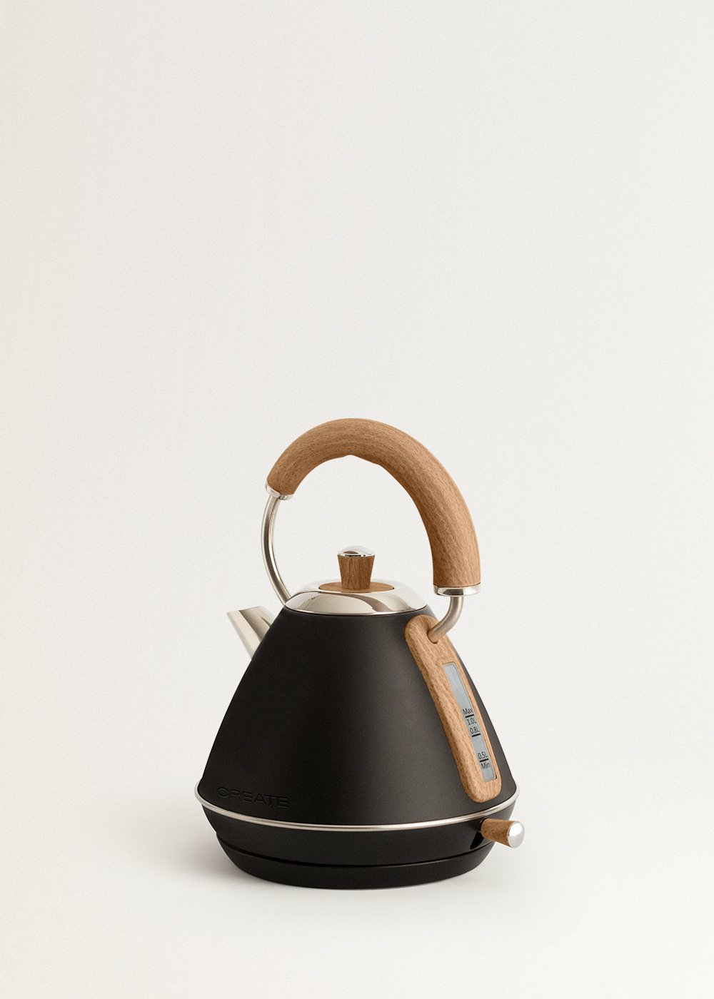 Hervidor eléctrico negro con asa y detalles de madera, aislado sobre fondo blanco.
