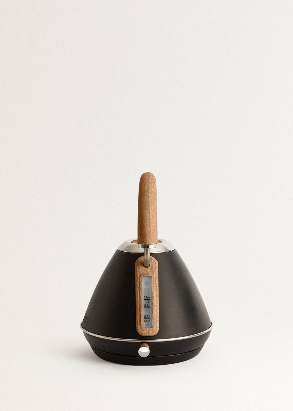 Hervidor negro con asa de madera y etiqueta sobre fondo blanco.