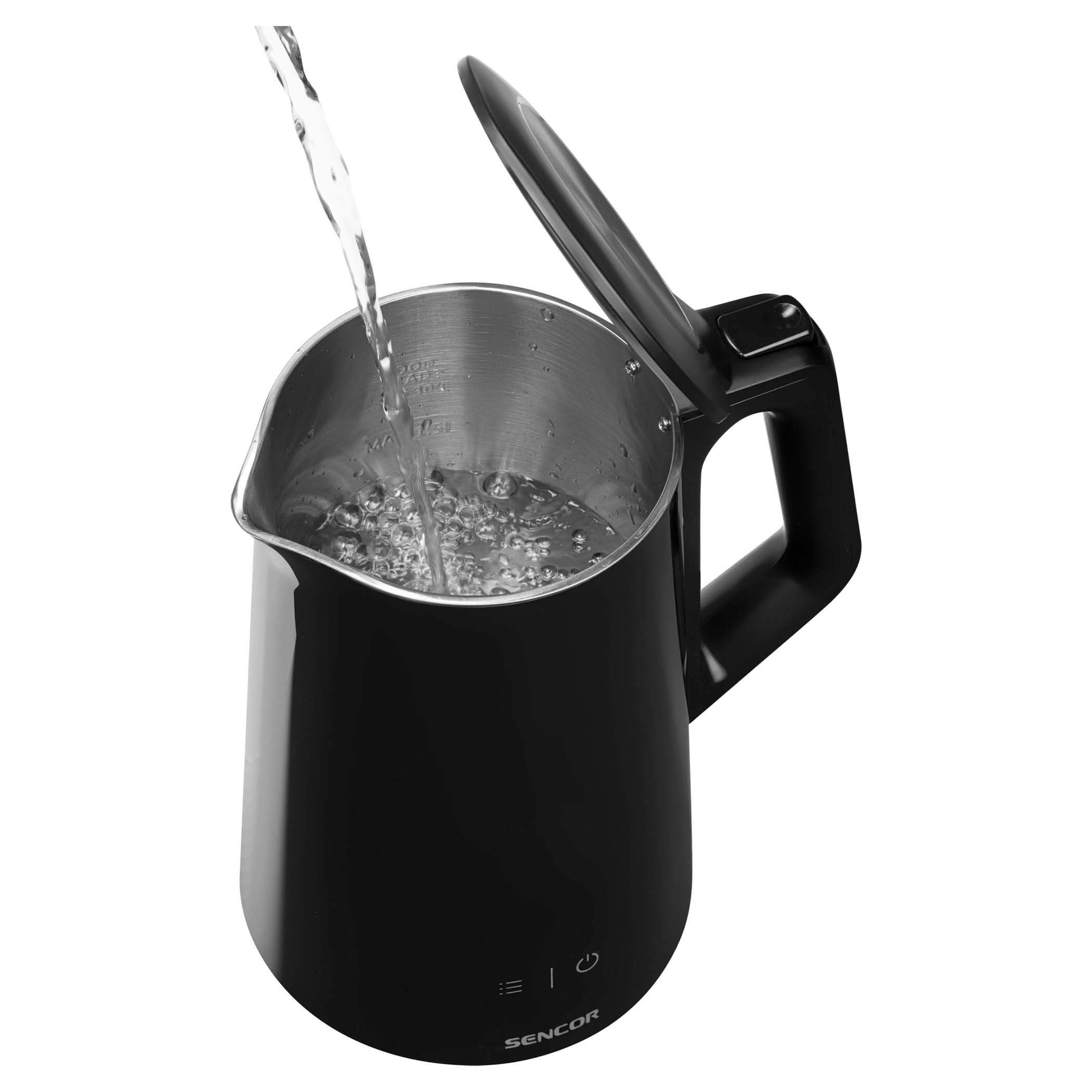 Bollitore nero con acqua che vi si versa. Coperchio aperto, manico e logo SENCOR visibili.