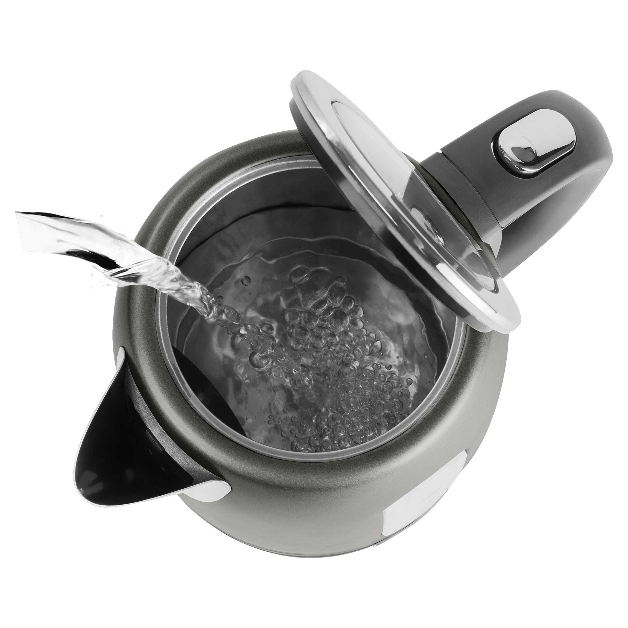 Bouilloire électrique grise avec de l'eau versée, couvercle ouvert et fond blanc.