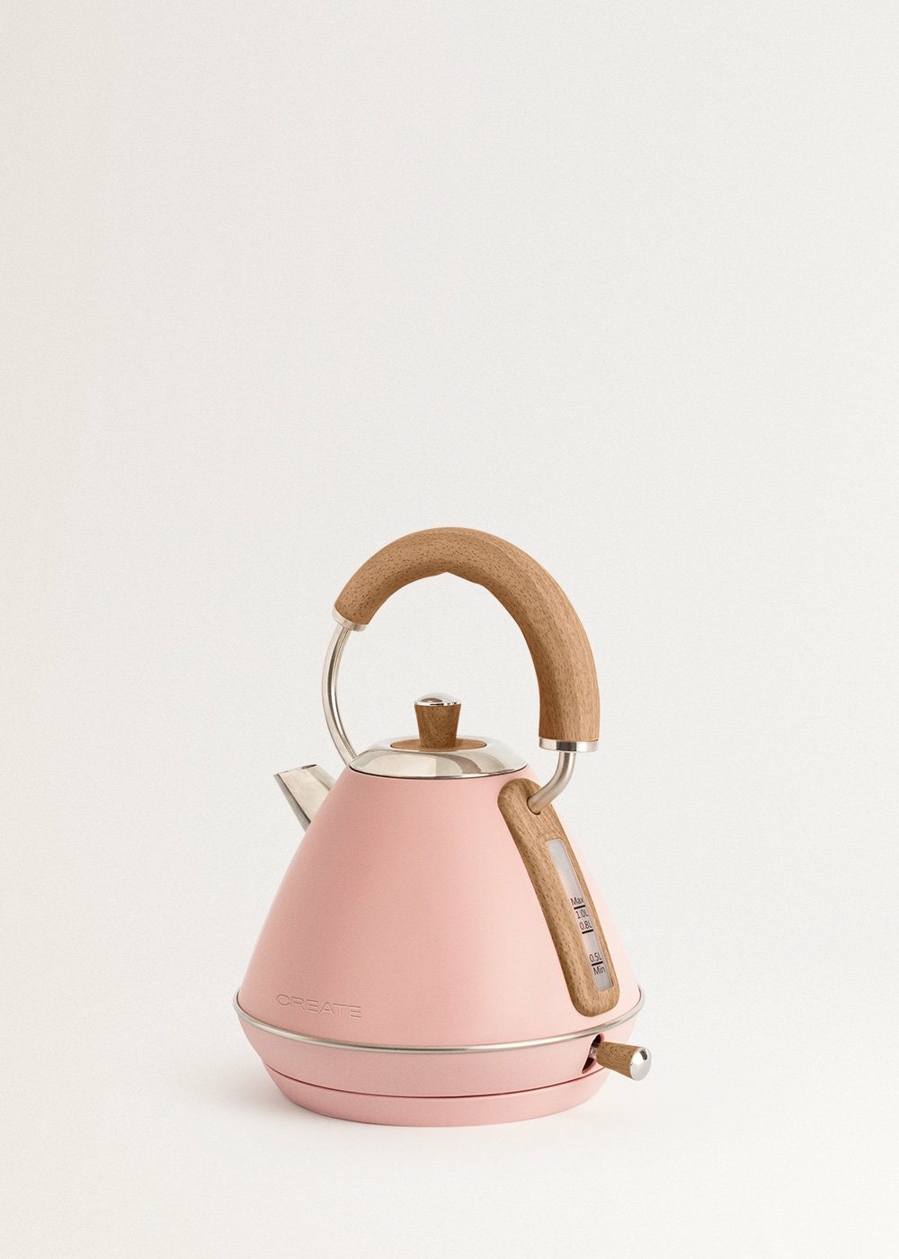 Rosa Wasserkocher mit Holzgriff und Akzenten. Weißer Hintergrund, minimalistischer Stil.
