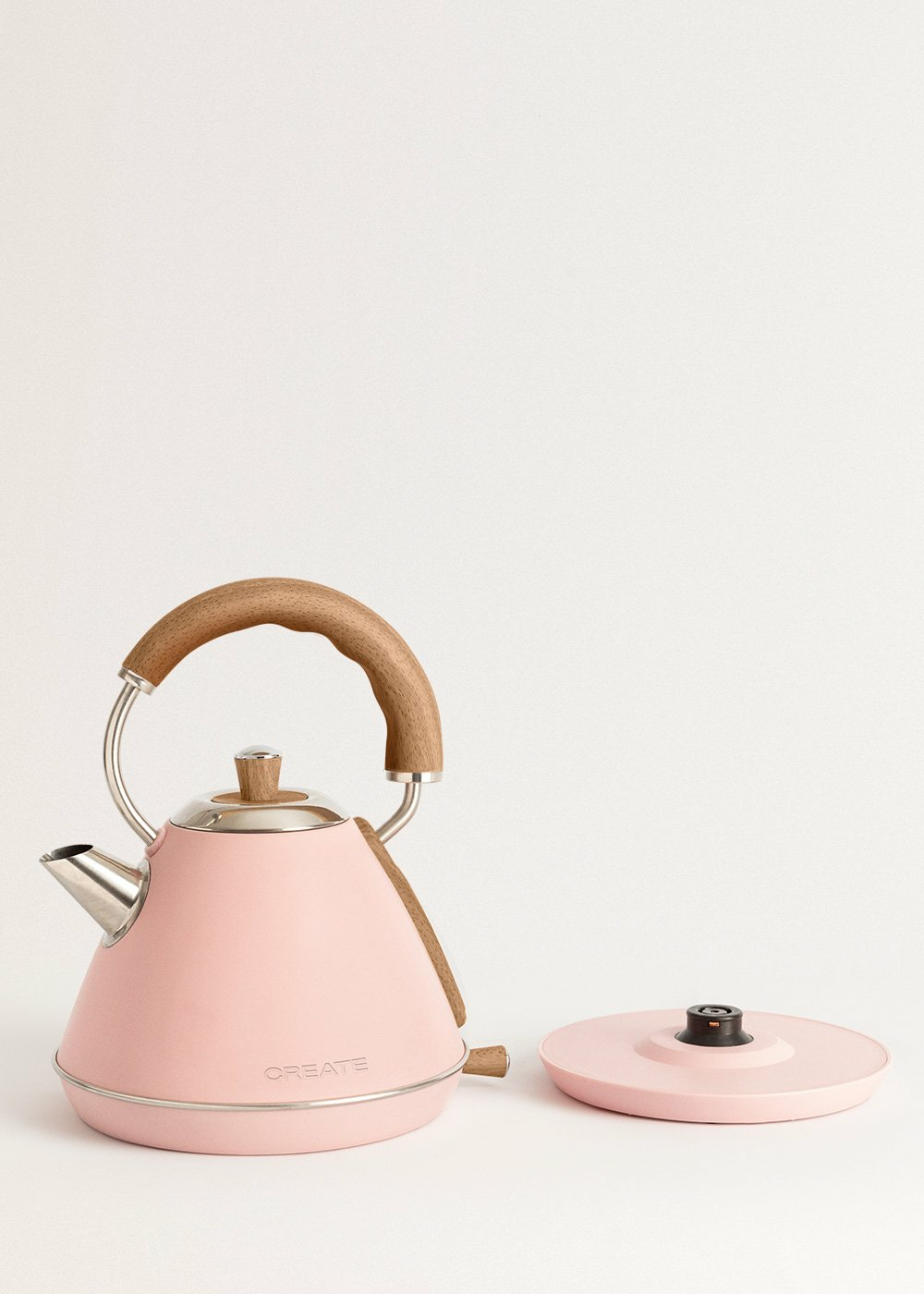 Pinker Wasserkocher mit Holzgriff und Sockel, Deckel abgenommen. Weißer Hintergrund.