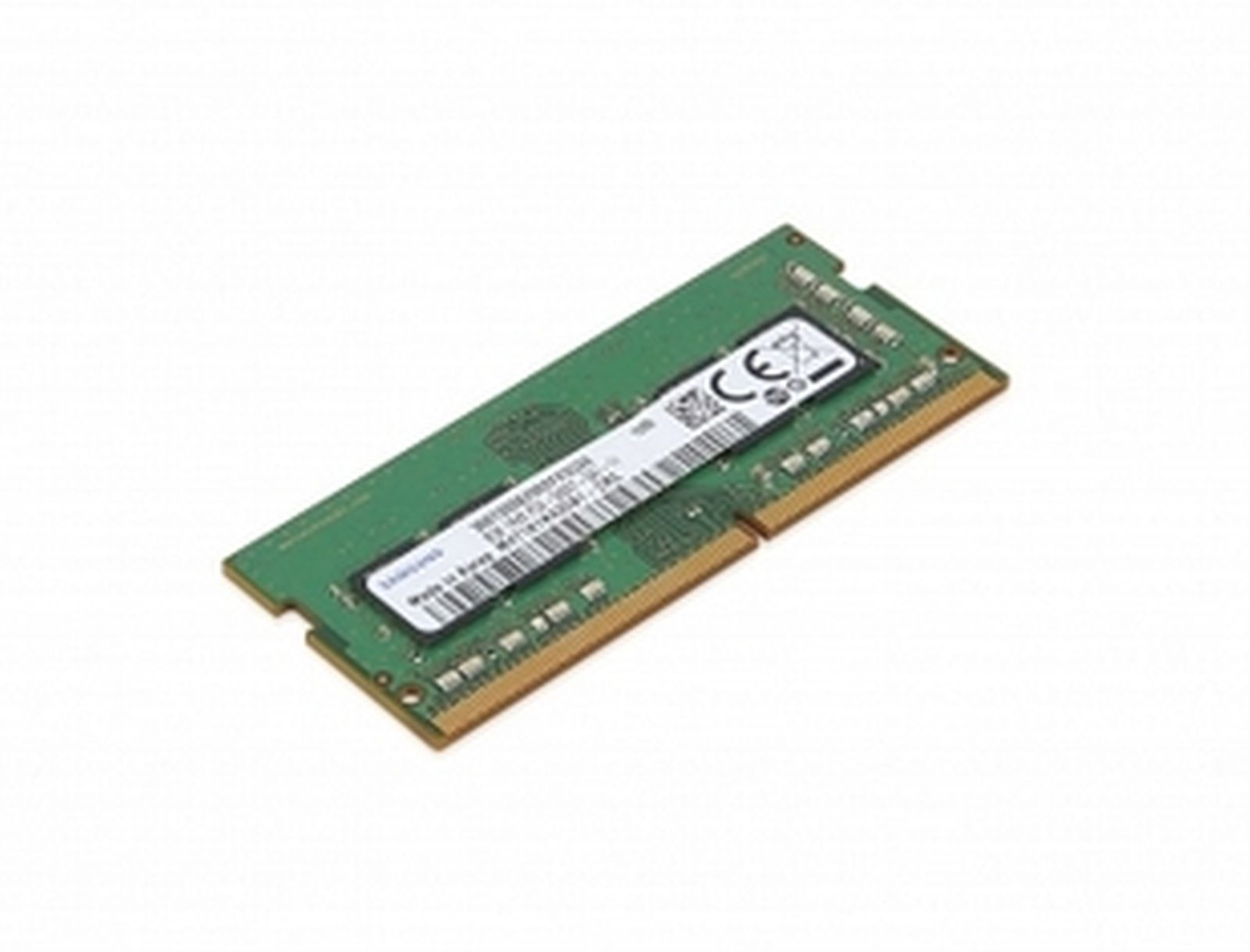Un modulo RAM verde con etichetta, appoggiato su sfondo bianco, vista angolata.