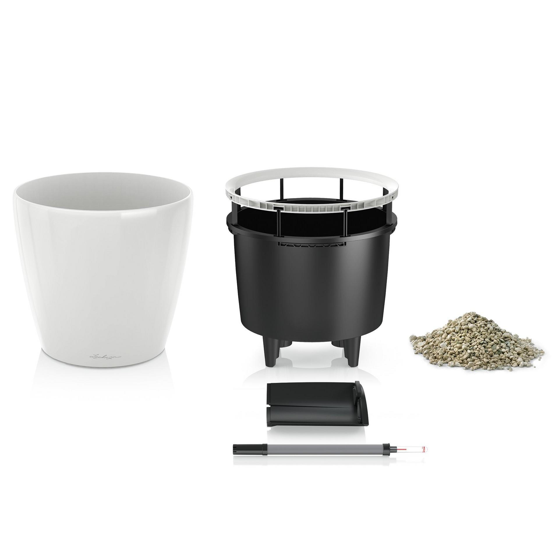 Weiße Blumentopfteile mit Drainagesystem und Erde, auf weißem Hintergrund. Produktaufnahme.