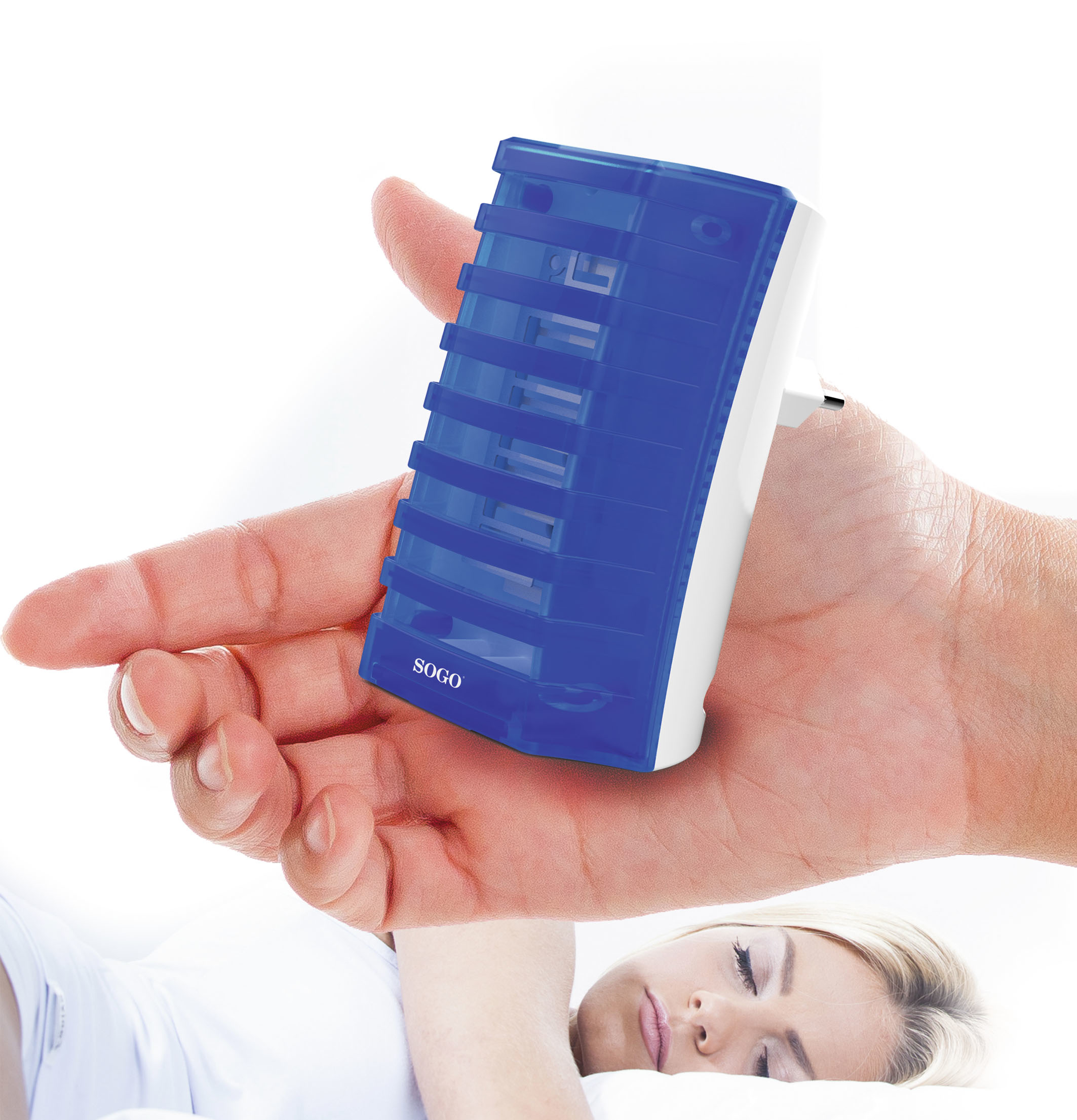 Eliminador de insectos azul en mano, con mujer durmiendo en el fondo.