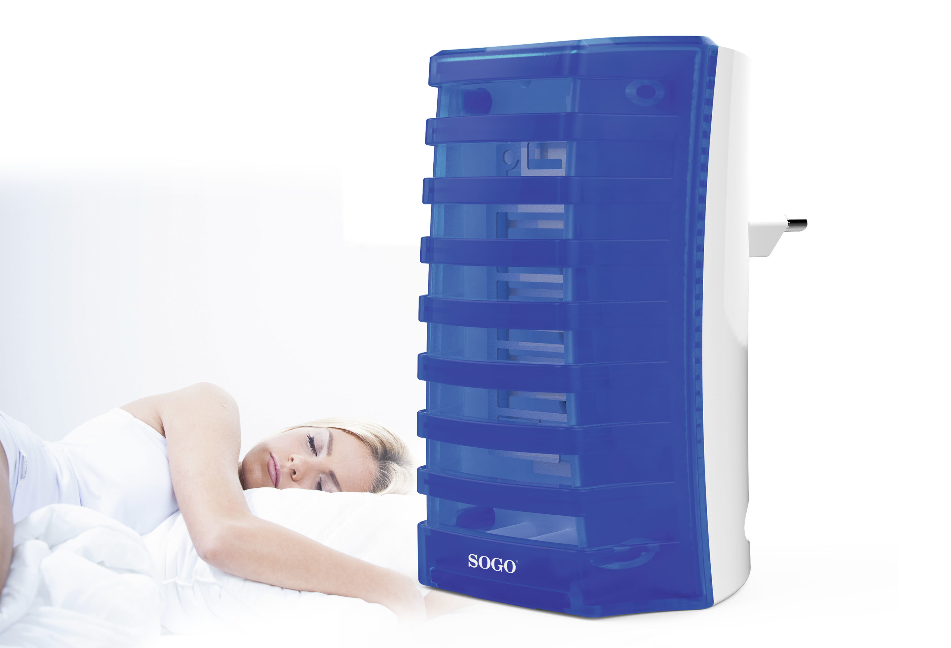 Eliminador de insectos azul junto a una mujer durmiendo.