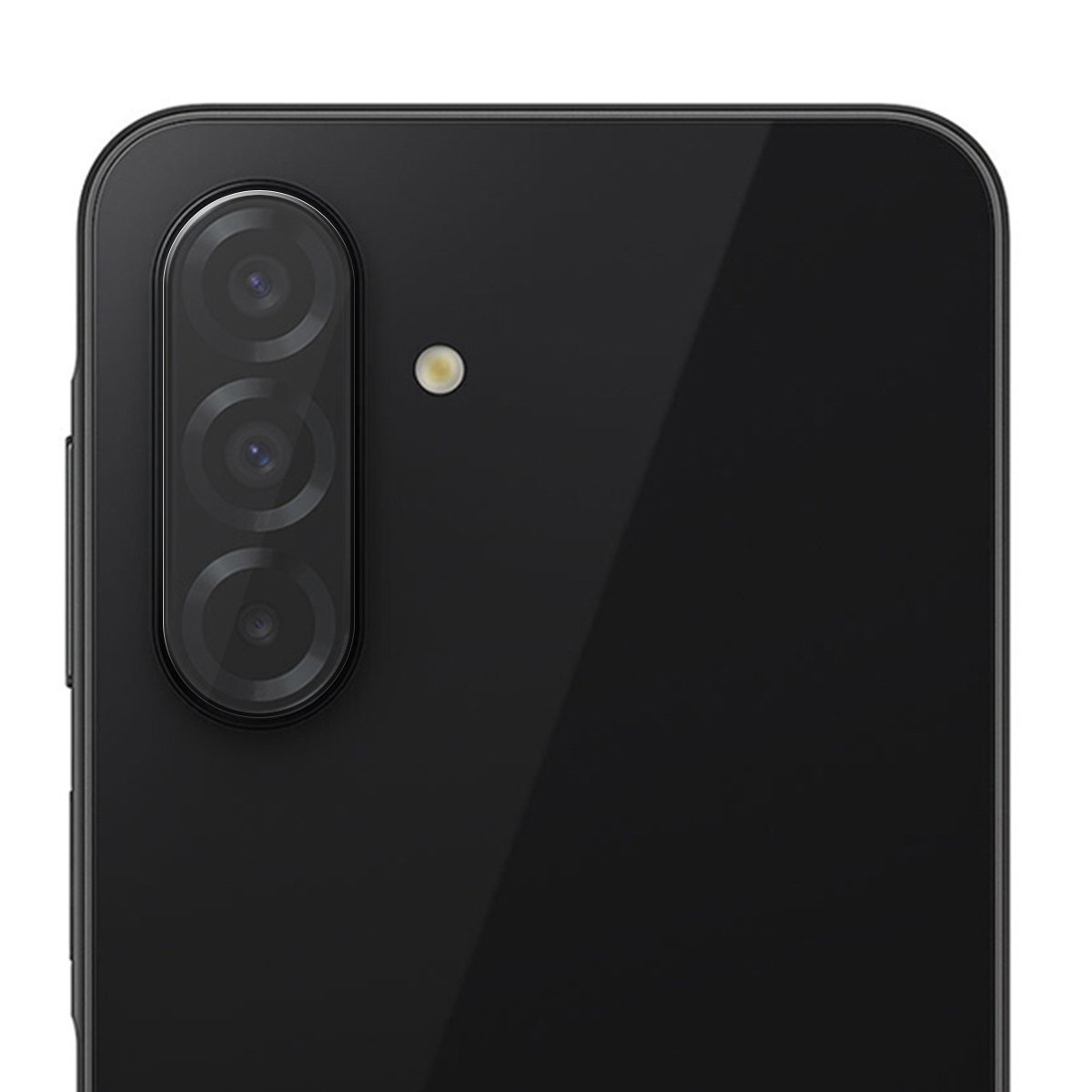 Primo piano del modulo fotocamera nero di un telefono con tre lenti e un flash.