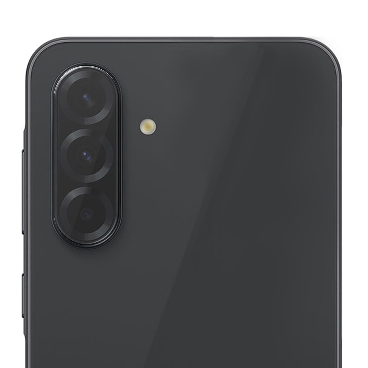 Primer plano del conjunto de cámaras de un teléfono negro. Cuenta con tres lentes. El fondo es negro.