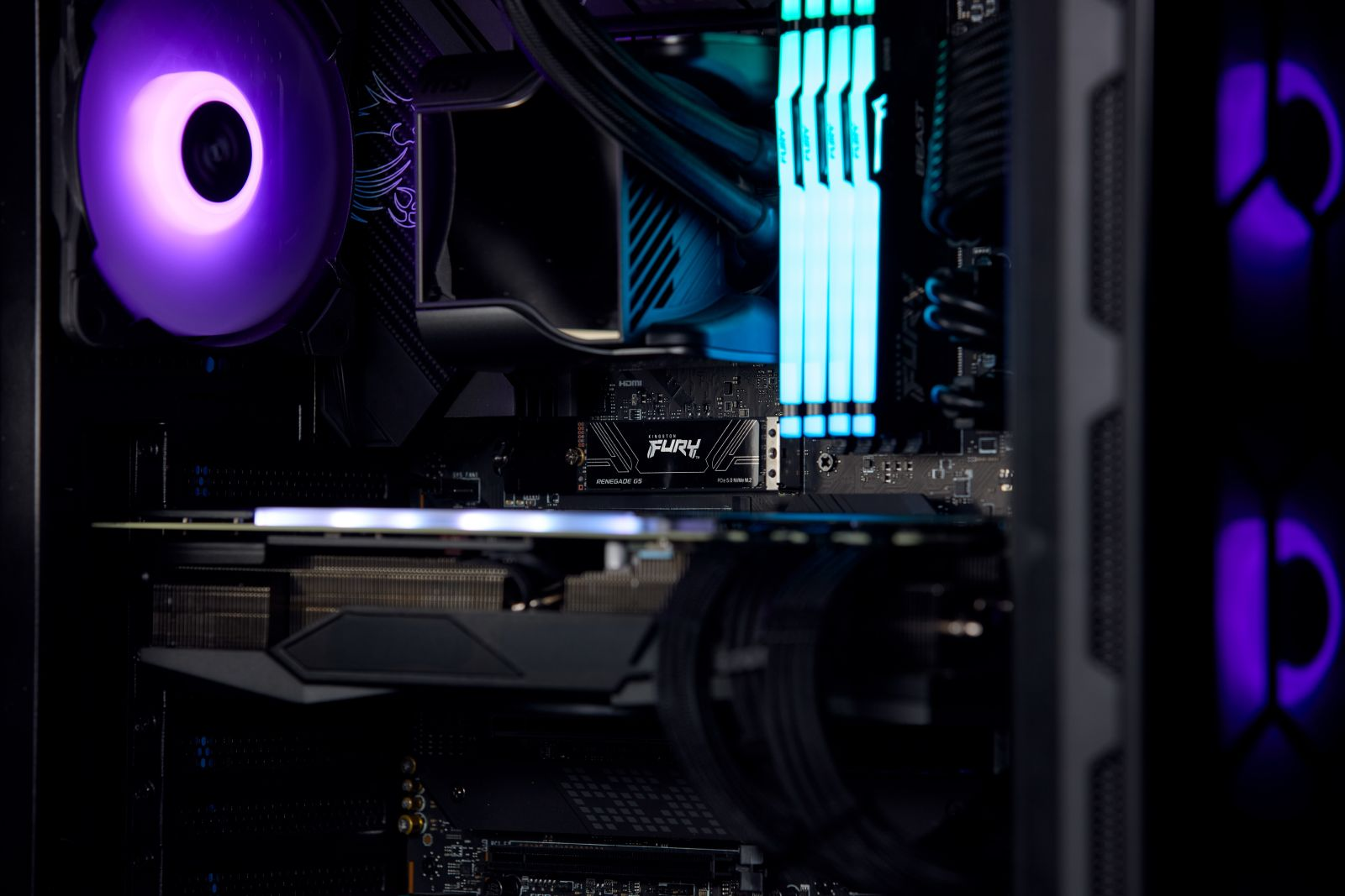 Wnętrze komputera: wentylator, RAM, karta graficzna i światła.