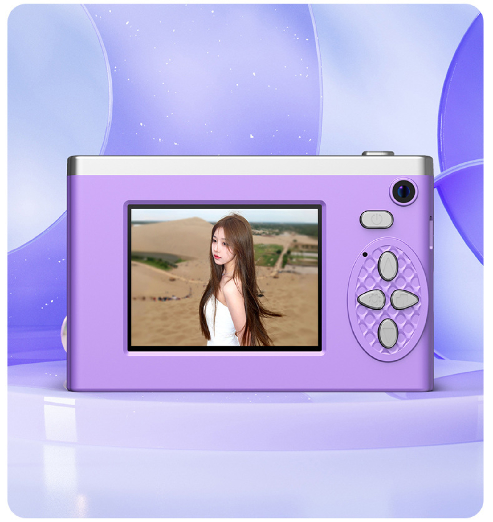Lila Digitalkamera mit Bildschirm, der das Bild einer Frau zeigt. Die Kamera steht auf einer lila Oberfläche.