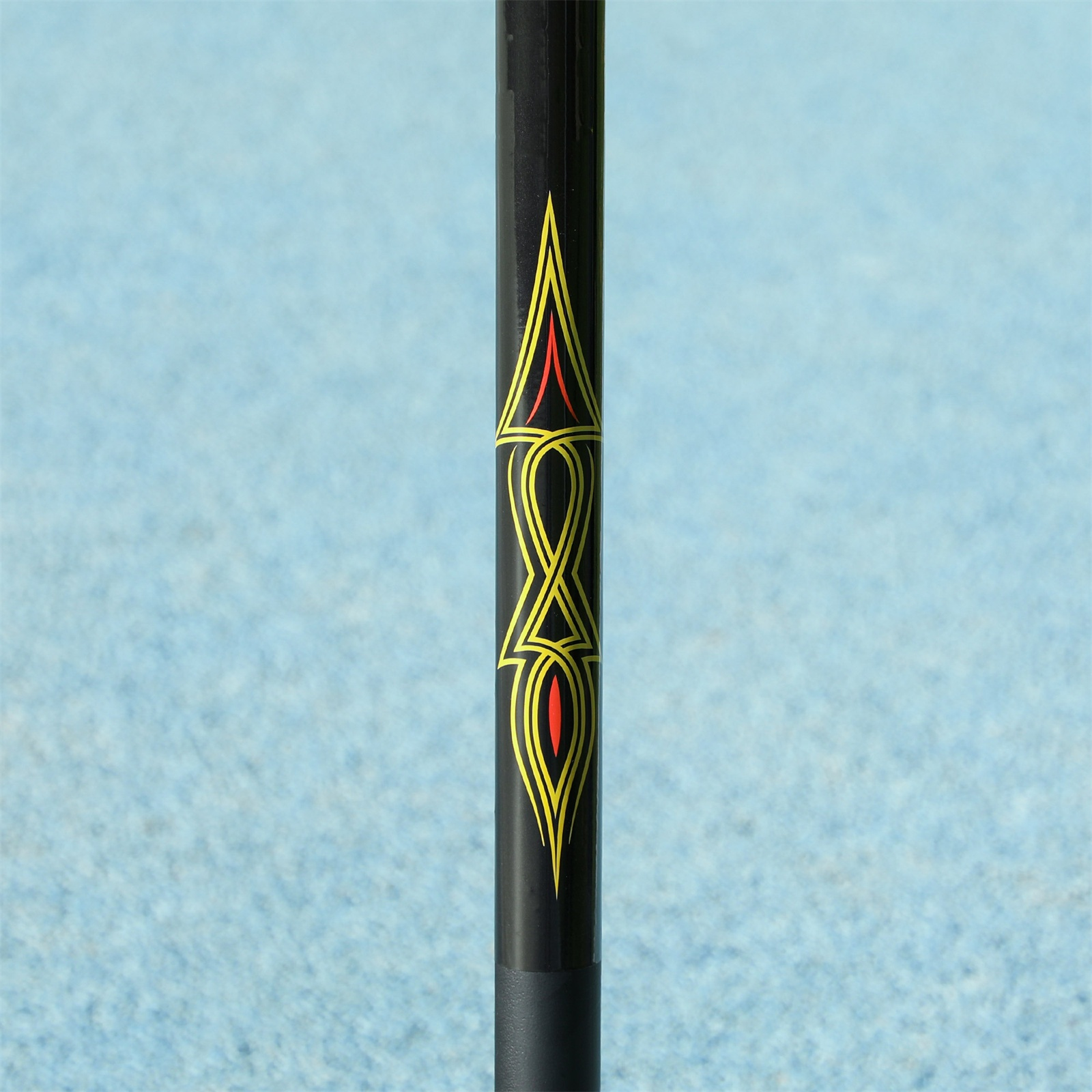 Schwarzer Billardqueue mit gelbem und rotem Design.