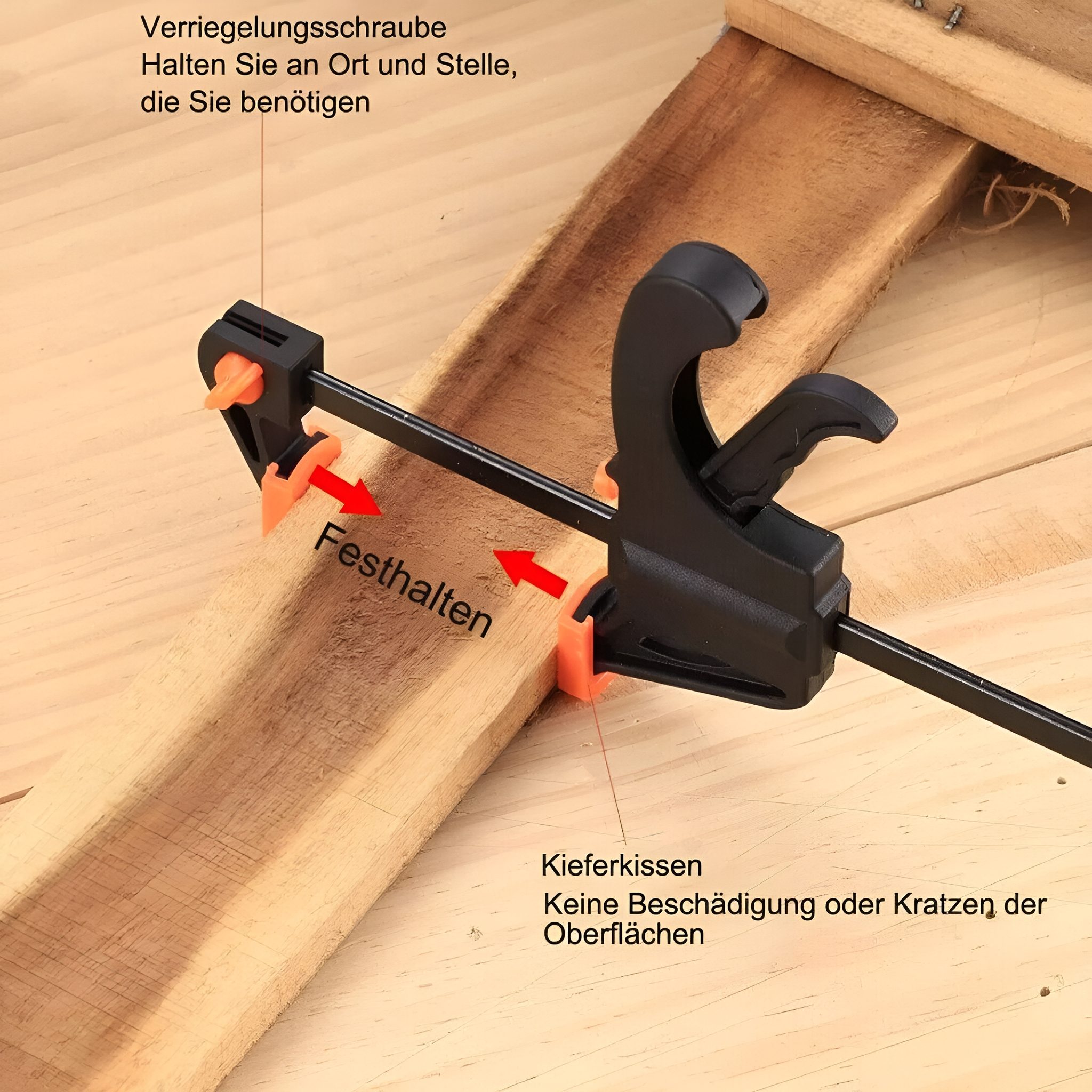 Eine schwarze Klemme, die Holzstücke zusammenhält. Pfeile zeigen auf 'Halten'.