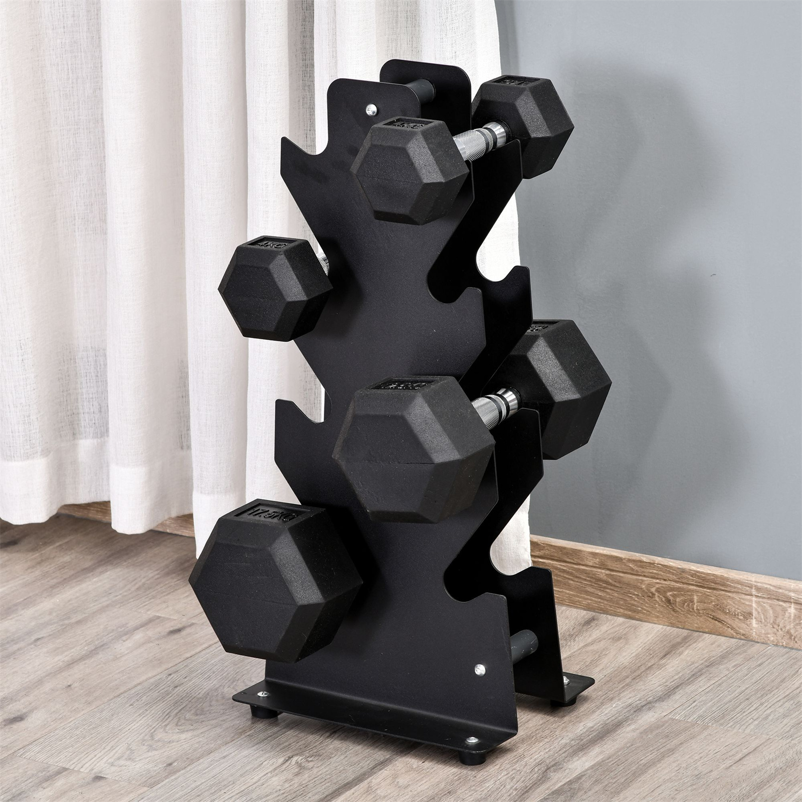 Ein schwarzes Hantelregal mit sechs schwarzen Hanteln. Das Regal ist vertikal mit einem dreieckigen Design.
