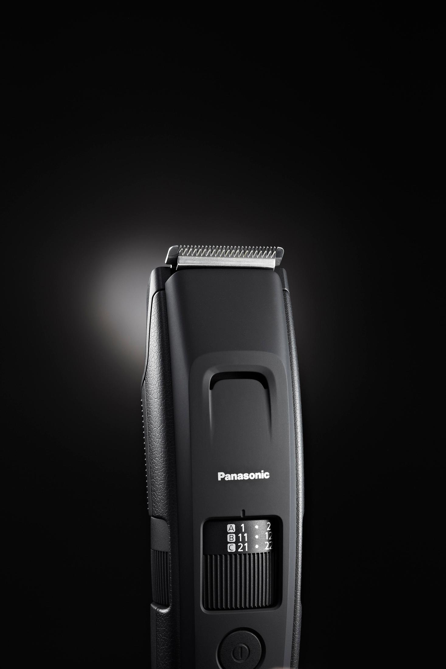 Primo piano di un trimmer Panasonic nero. Impostazioni e logo visibili.