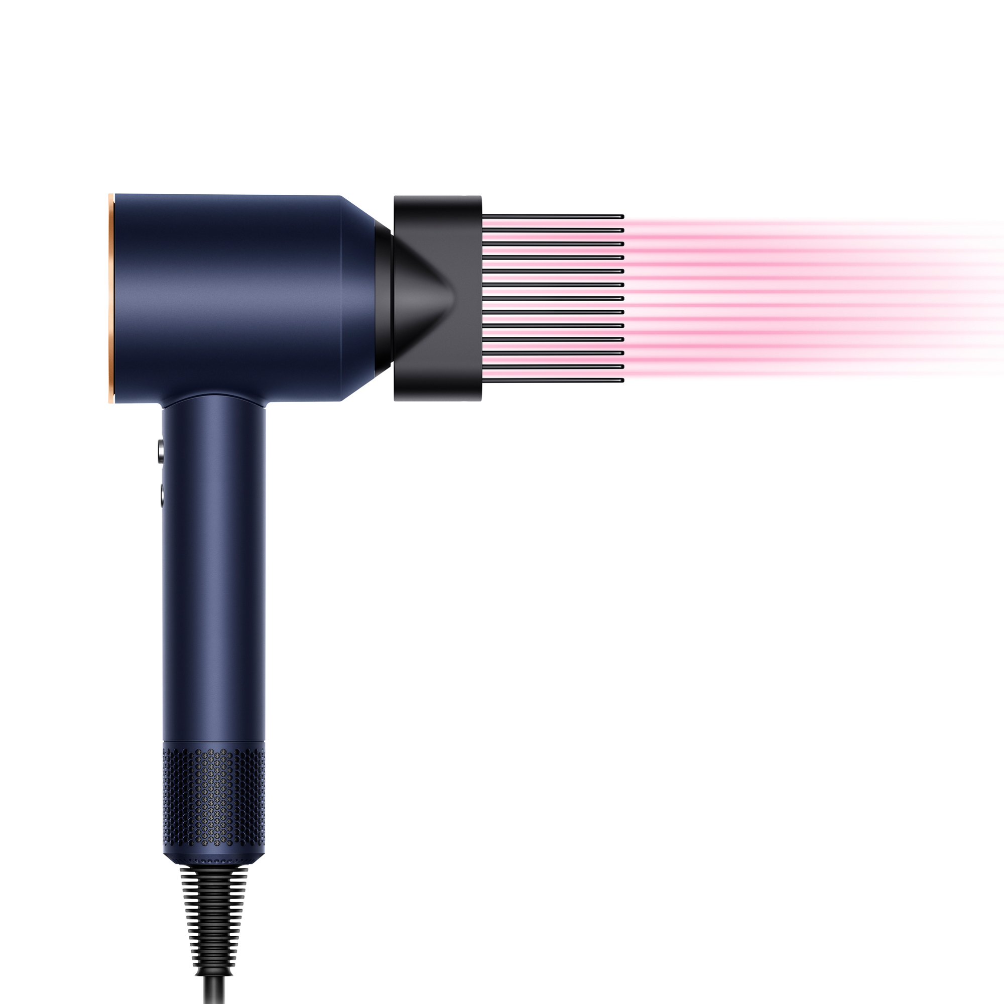 Blauer Haartrockner mit schwarzem Kammaufsatz, der rosa Licht aussendet. Weißer Hintergrund.