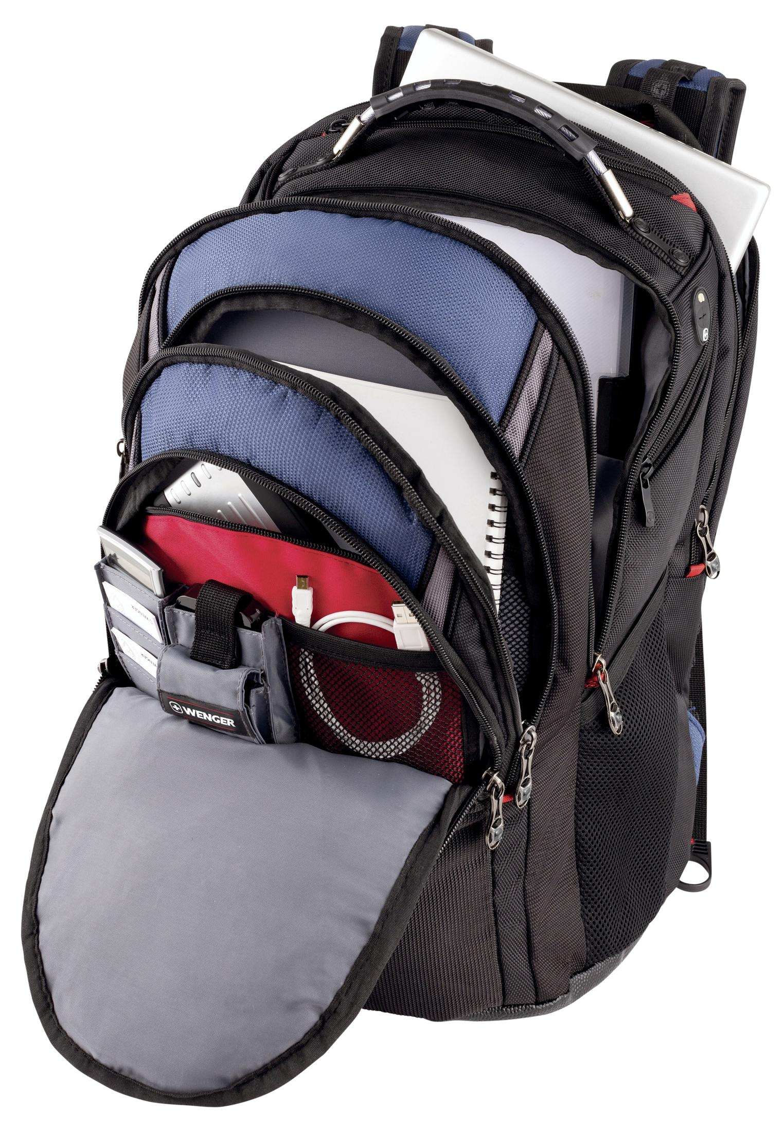 Offener Rucksack mit mehreren Fächern, die Gegenstände wie einen Laptop enthalten.