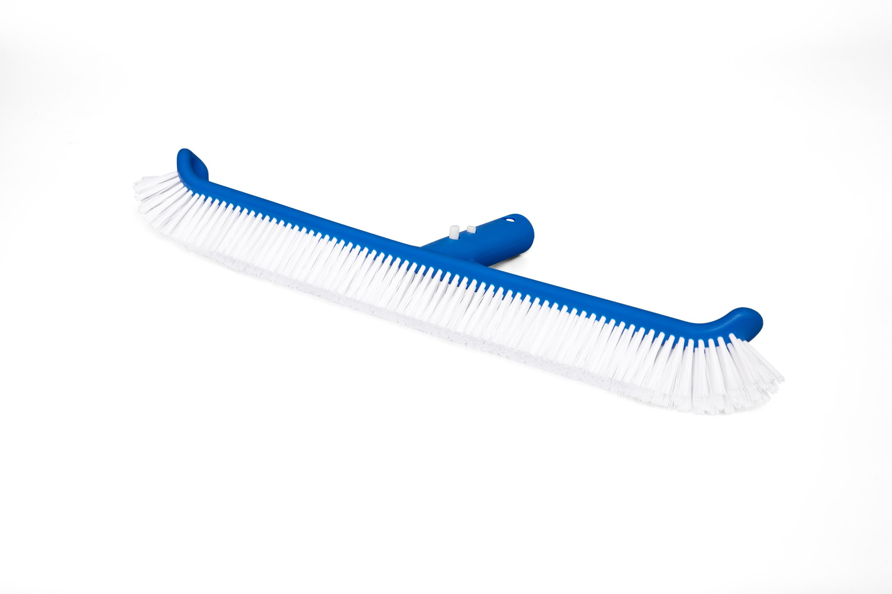 Eine blaue Poolbürste auf weißer Oberfläche. Die Bürste ist abgewinkelt mit weißen Borsten und blauem Griff.