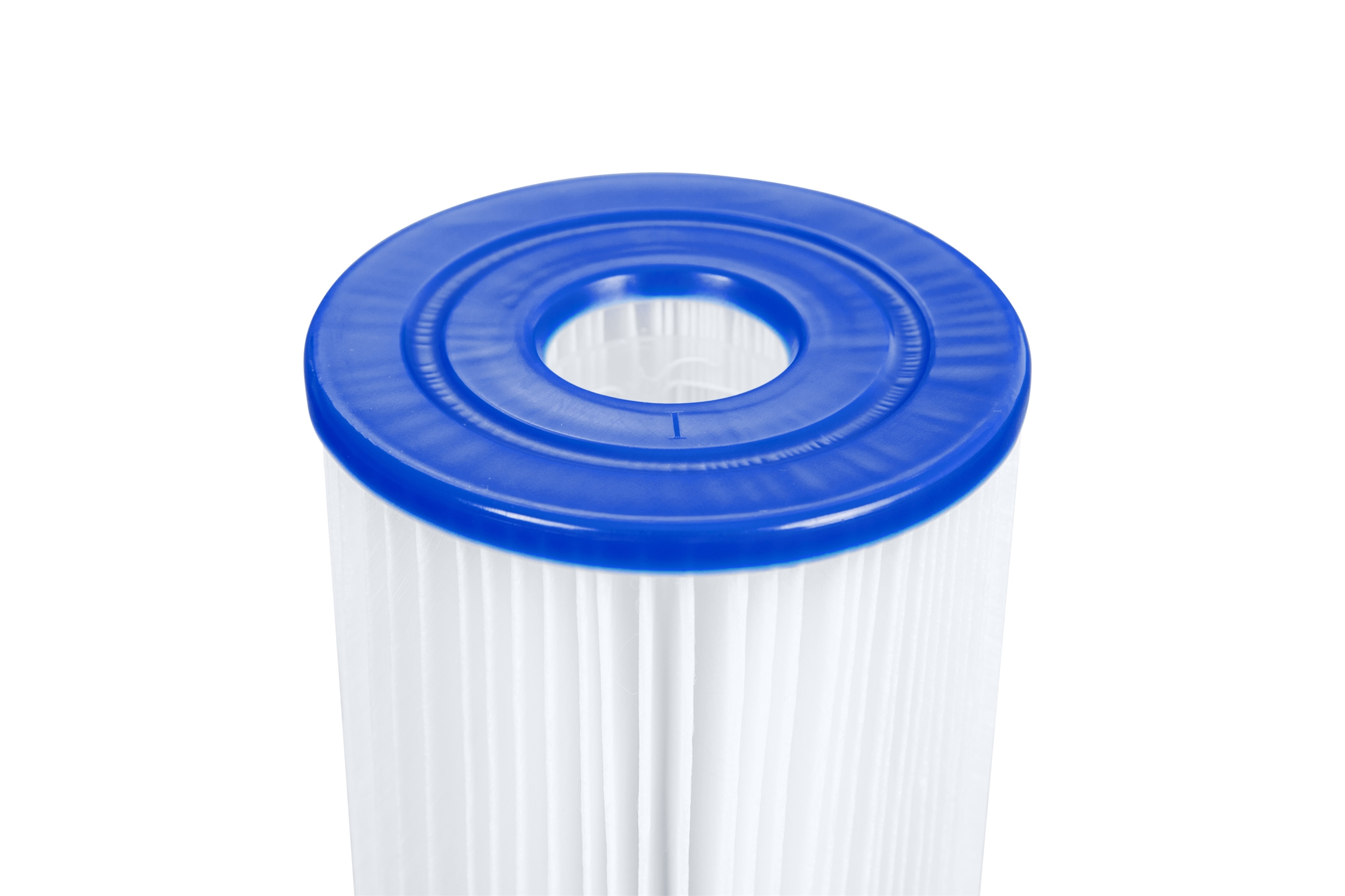 Zbliżenie na koniec wkładu filtra basenowego z niebieskim plastikiem i białym plisowanym papierem filtracyjnym.