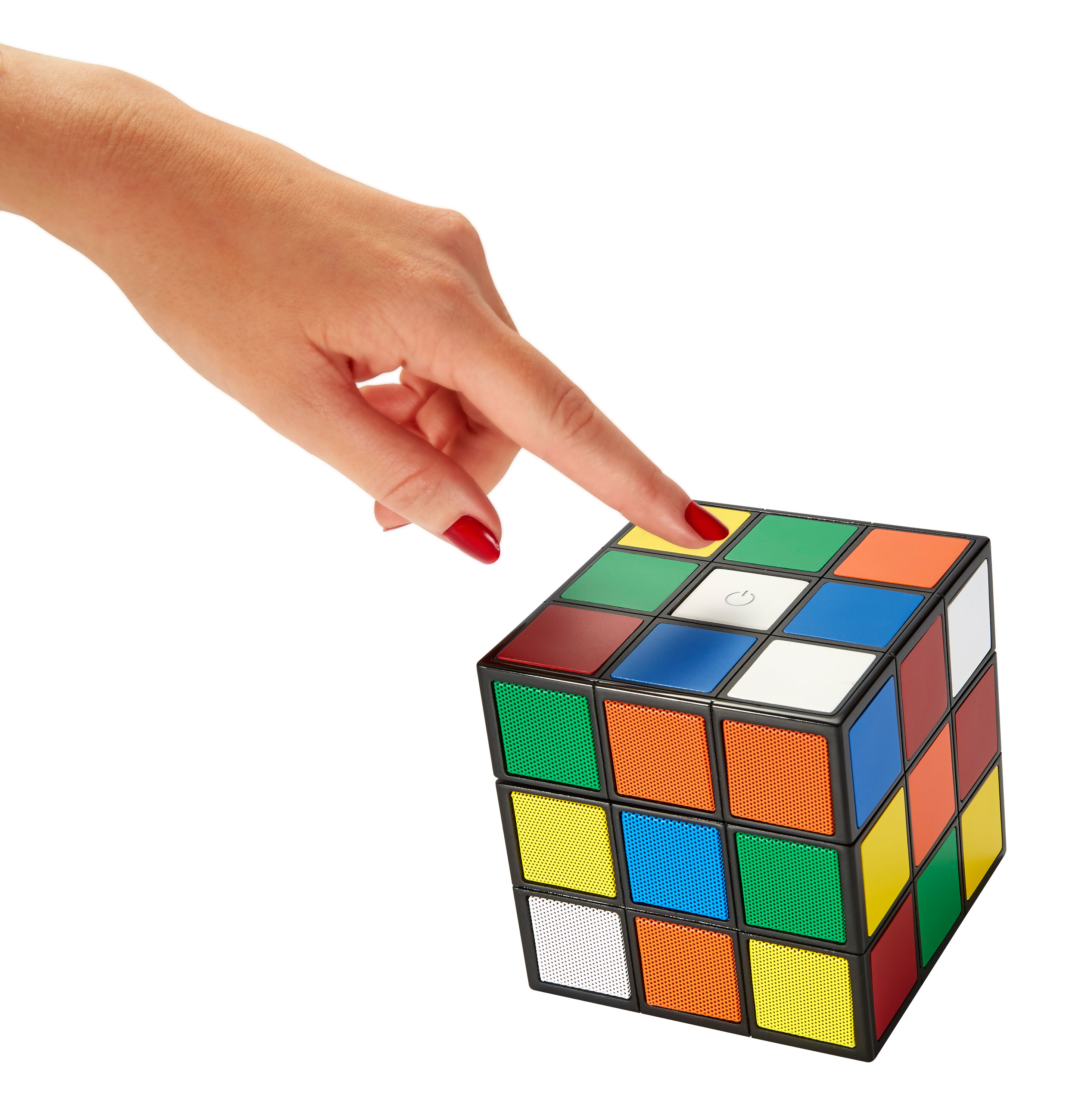 Una mano con smalto rosso tocca un cubo di Rubik multicolore.