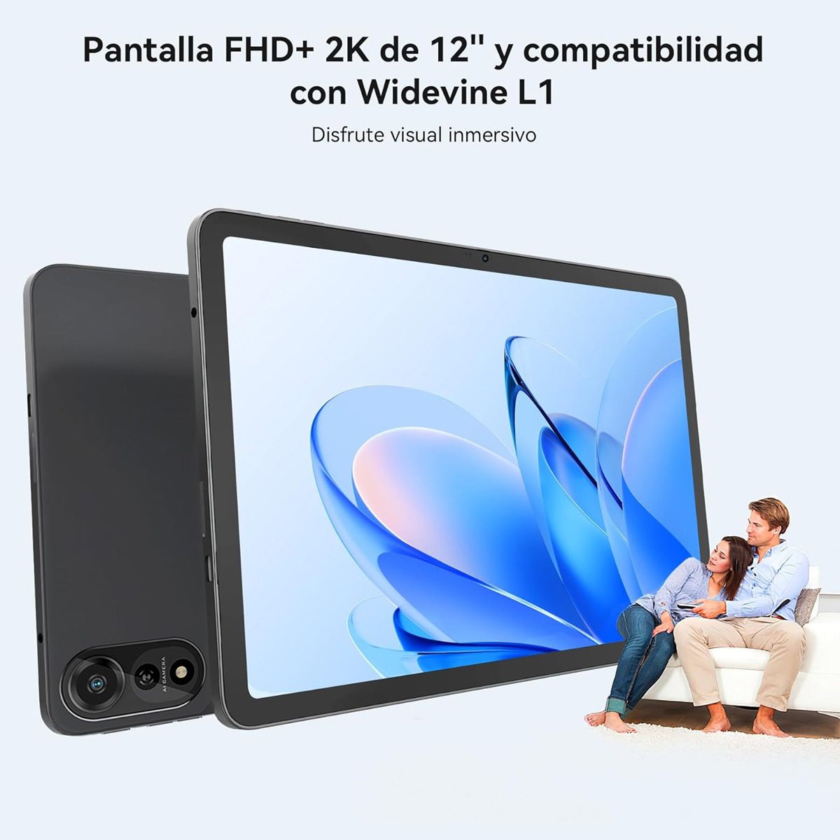 Una tableta frente a una pareja en un fondo blanco. La tableta muestra una imagen azul.