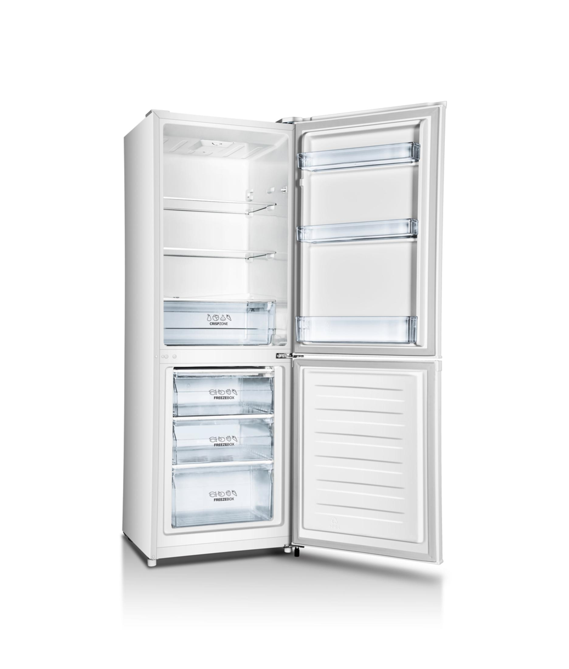 Ein weißer Kühlschrank mit geöffneten Türen und Regalen.