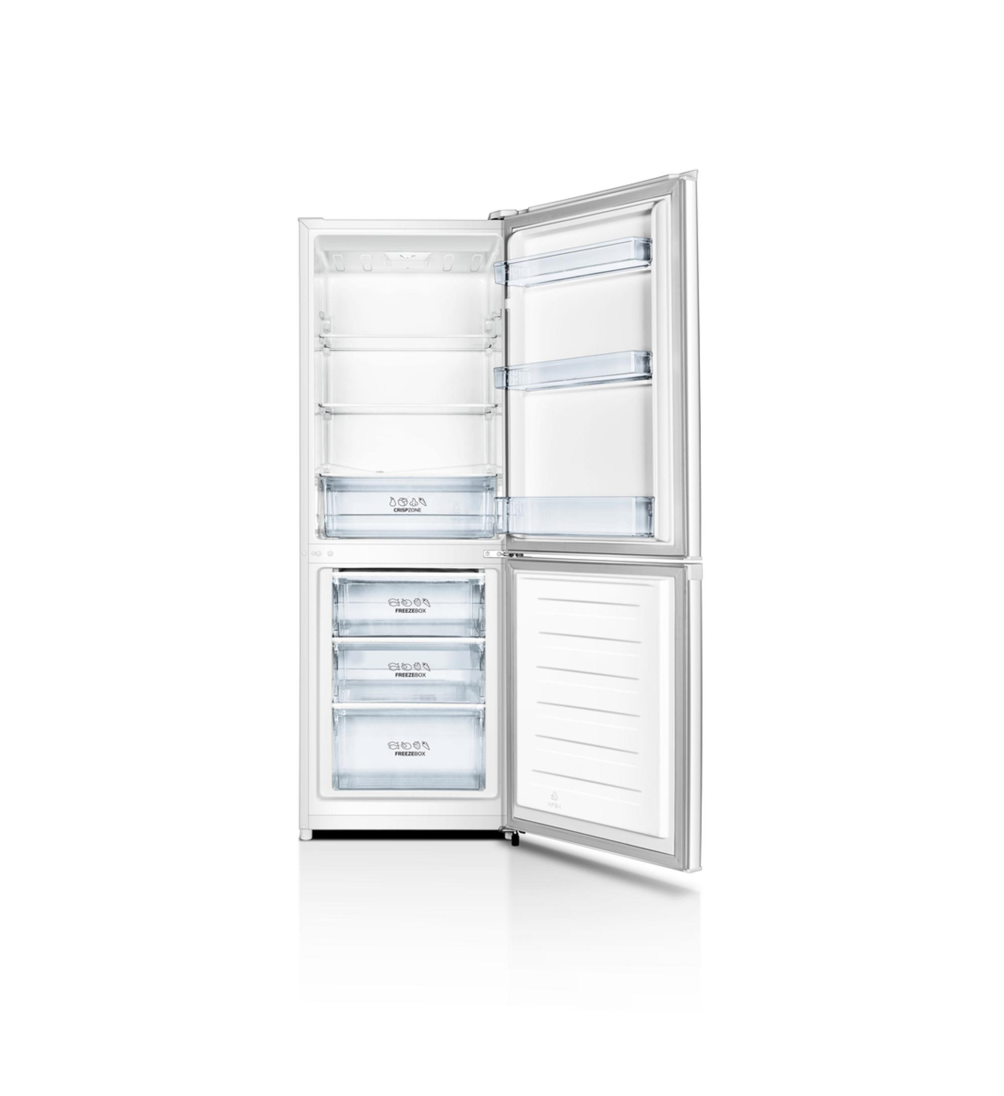 Ein offener weißer Kühlschrank mit mehreren Fächern und Schubladen.