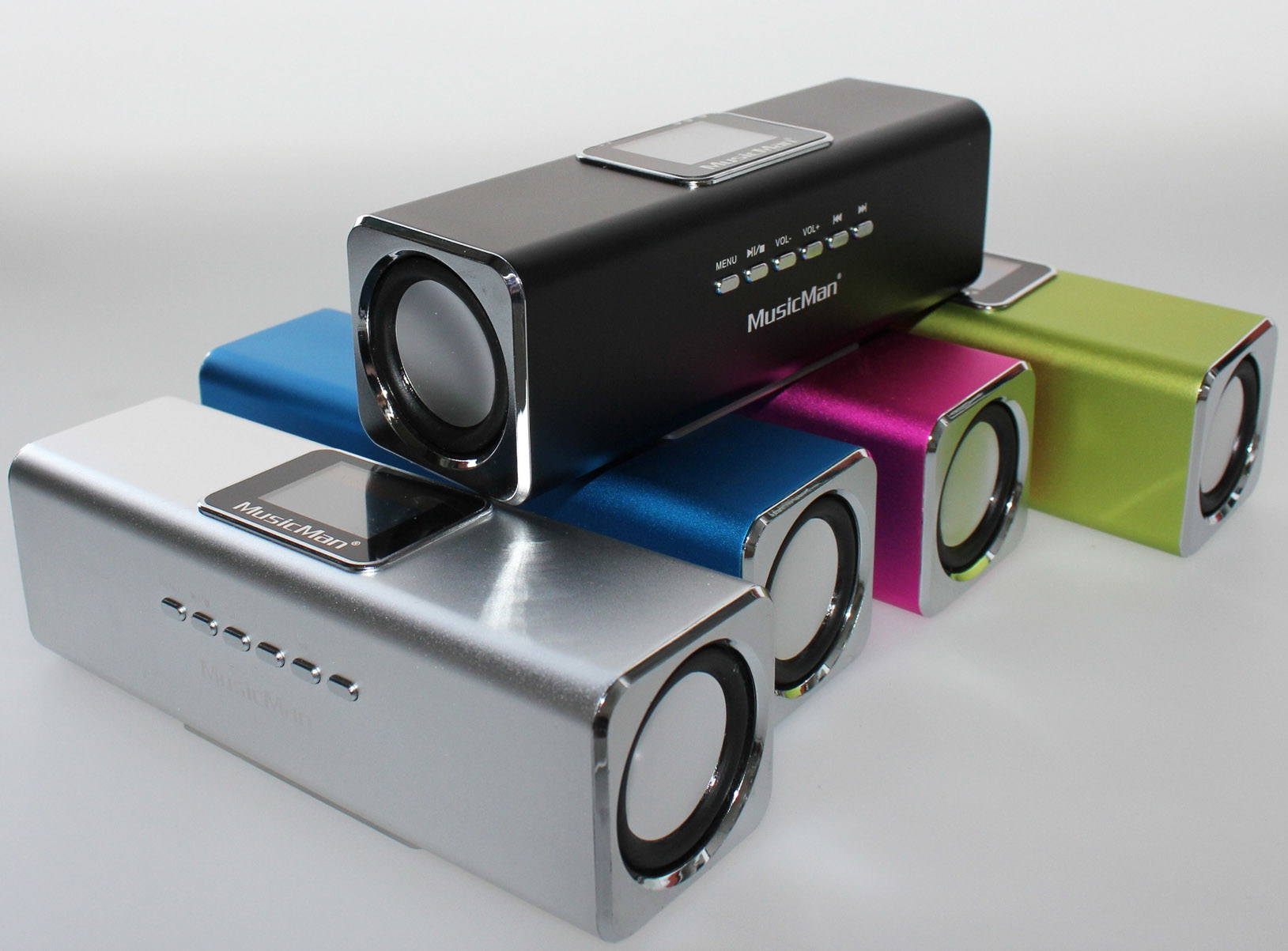 Kilka kolorowych prostokątnych głośników ułożonych jeden na drugim.