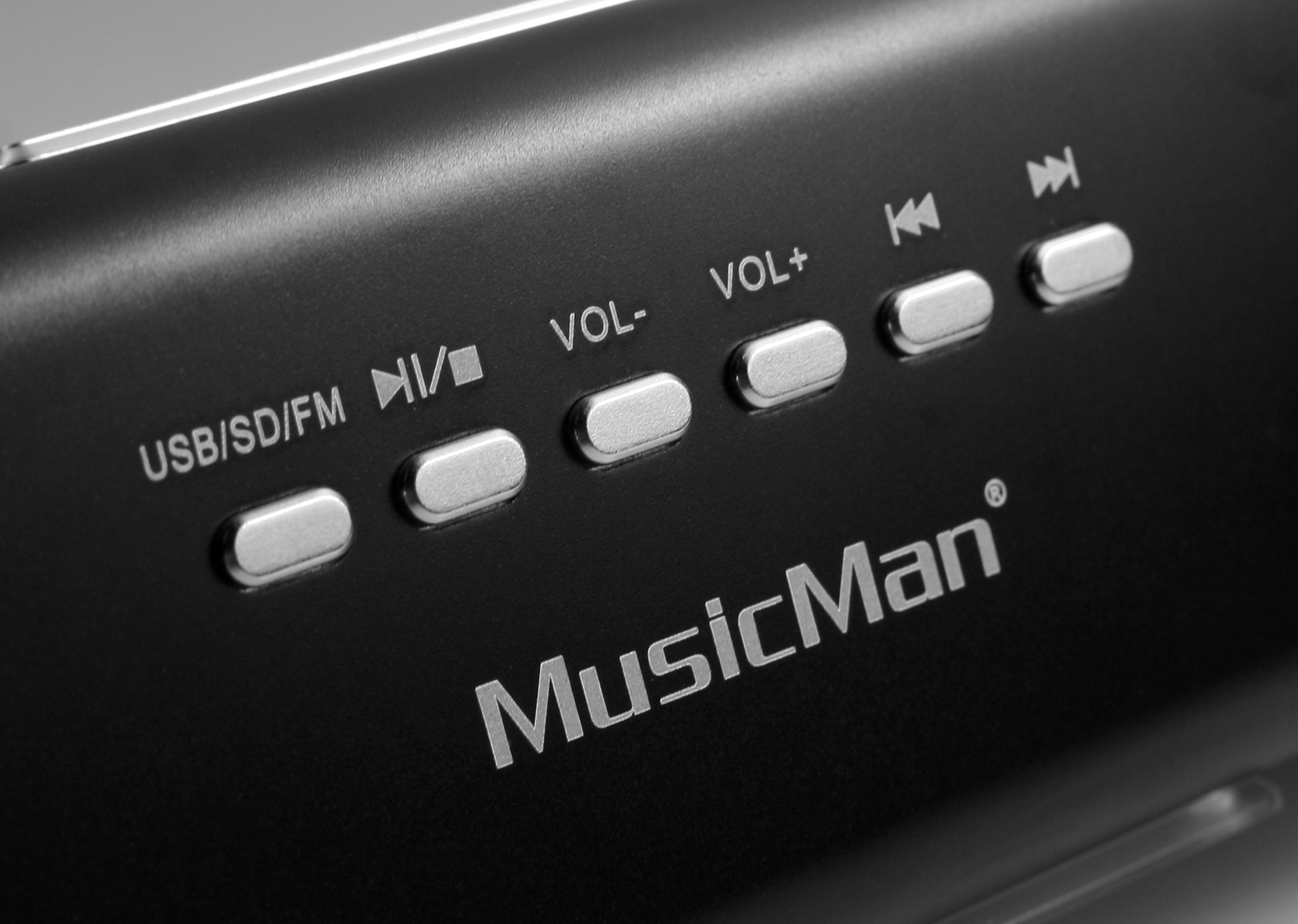 Czarne urządzenie audio MusicMan z przyciskami USB/SD/FM, głośności i sterowania odtwarzaniem.