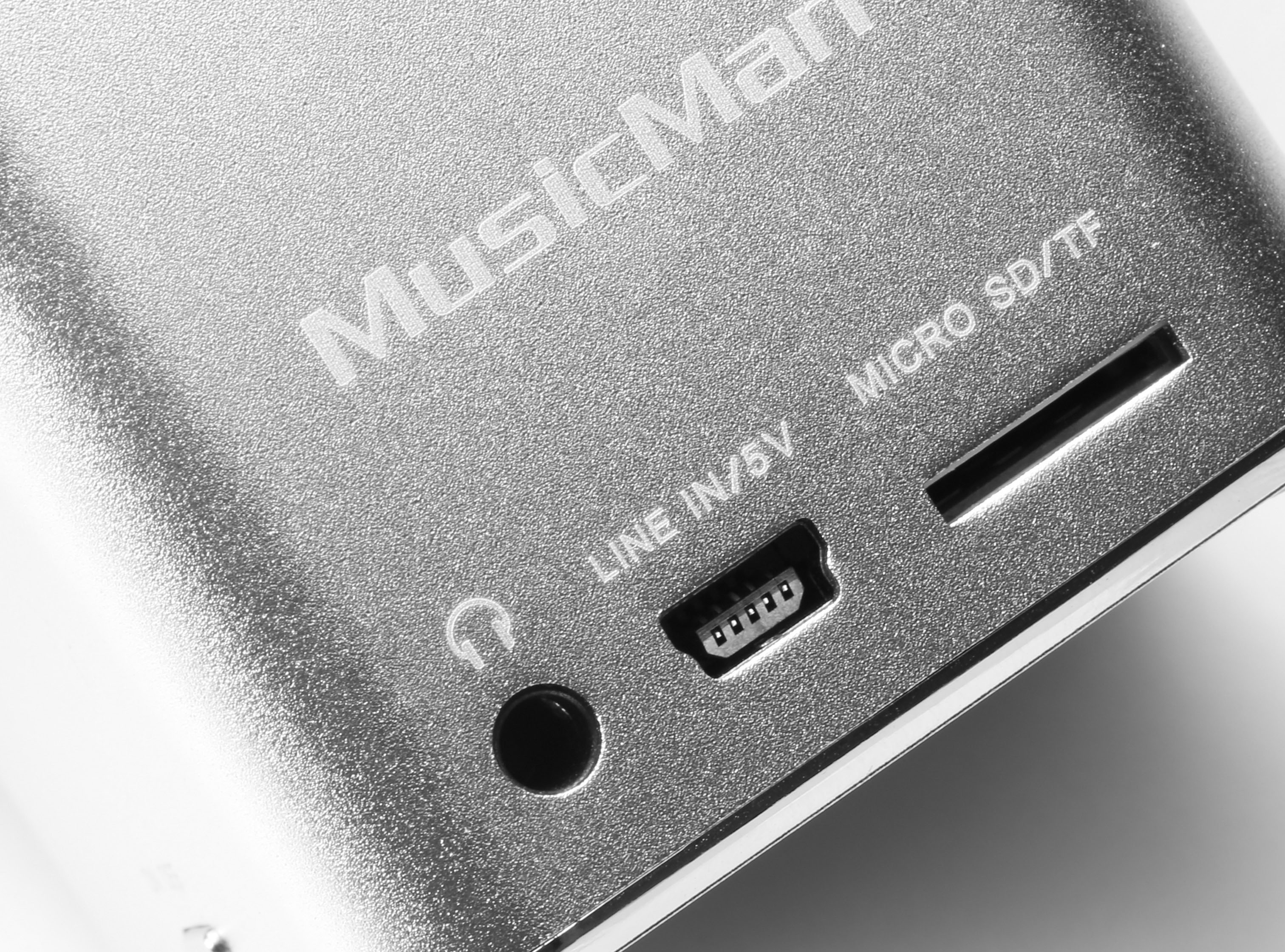 Primo piano di un dispositivo MusicMan argentato con porte: Line In, Micro SD e jack per cuffie.