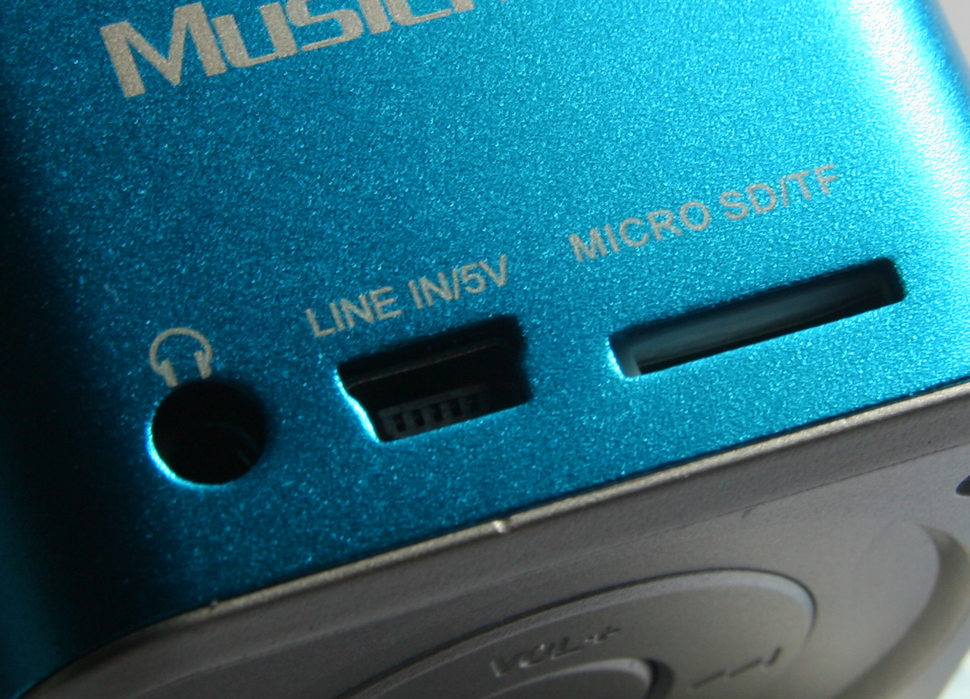 Metallisch blauer Lautsprecher mit Line-In/5V, Micro-SD/TF- und Kopfhöreranschlüssen.
