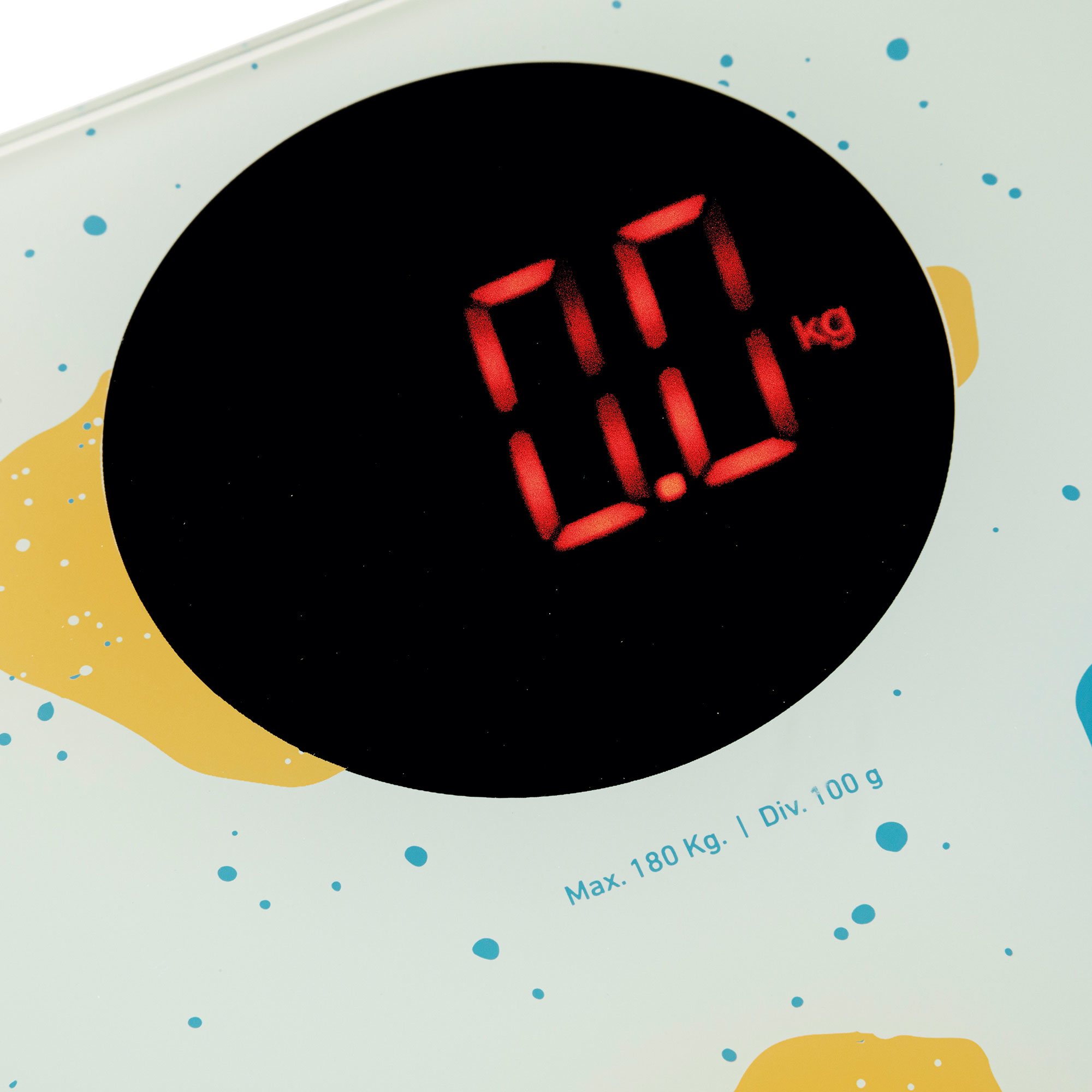 Cyfrowa waga łazienkowa pokazująca 0,0 kg. Waga ma czarny wyświetlacz, białe tło.