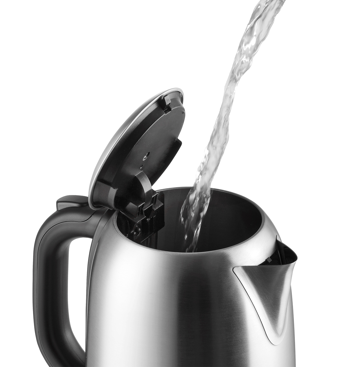 De l'eau versée dans une bouilloire en acier inoxydable, couvercle ouvert.