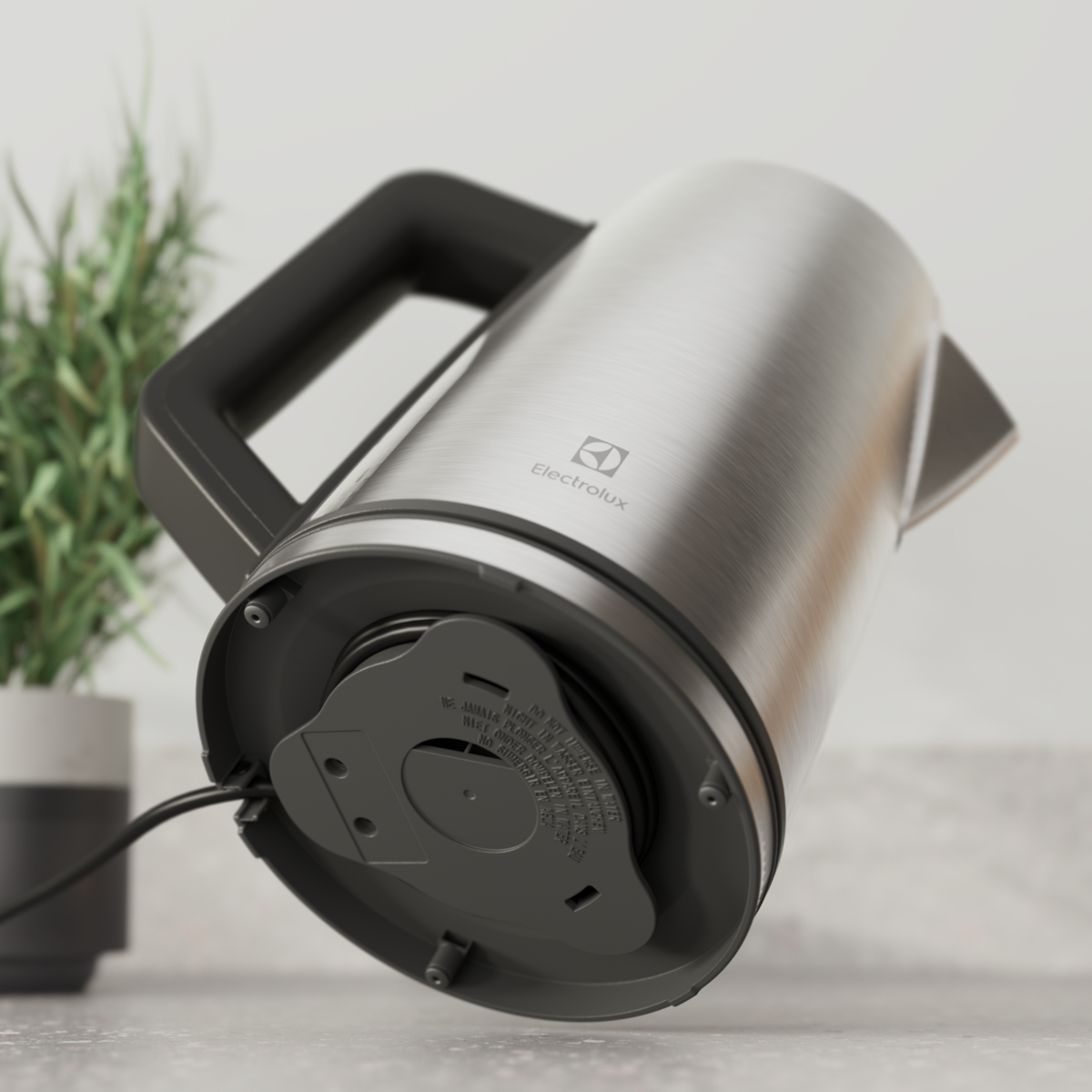 Czajnik elektryczny ze stali nierdzewnej z otwartą pokrywą. Czarny uchwyt znajduje się z boku pokrywy.