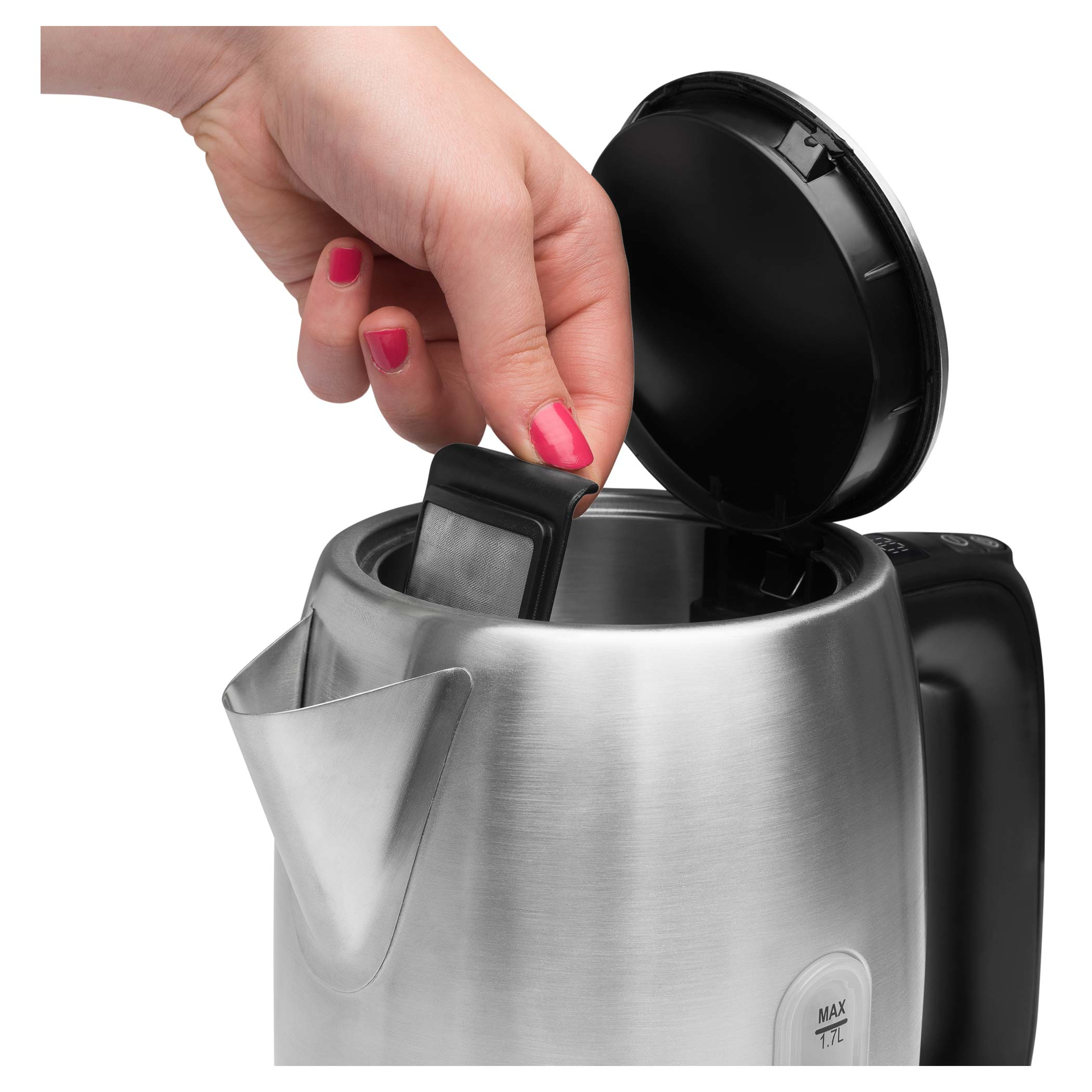 Ręka otwiera czajnik elektryczny. Czajnik jest ze stali nierdzewnej z czarną pokrywą. Filtr jest trzymany.