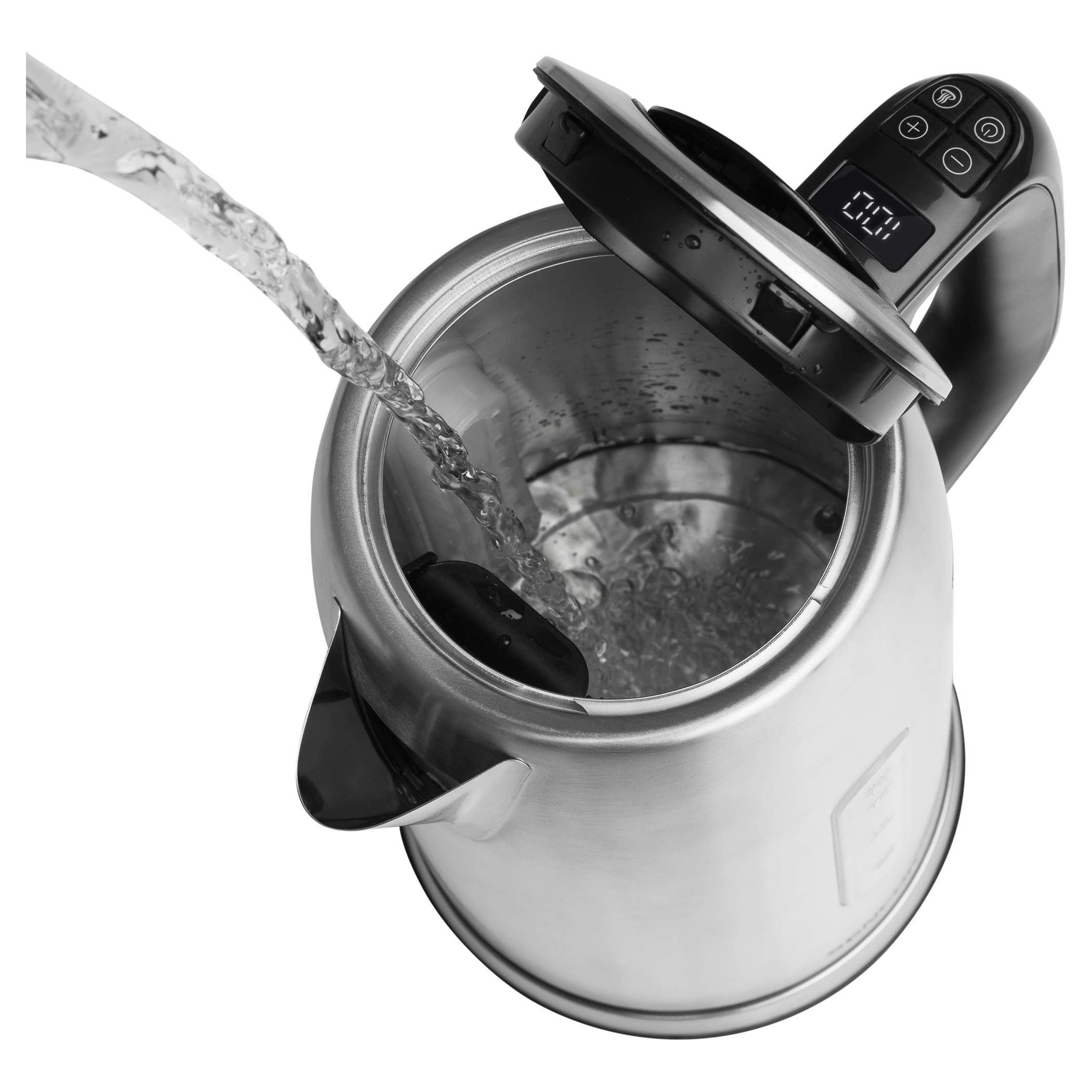 Woda wlewana do srebrnego czajnika elektrycznego z czarną pokrywą. Pokrywa jest otwarta.