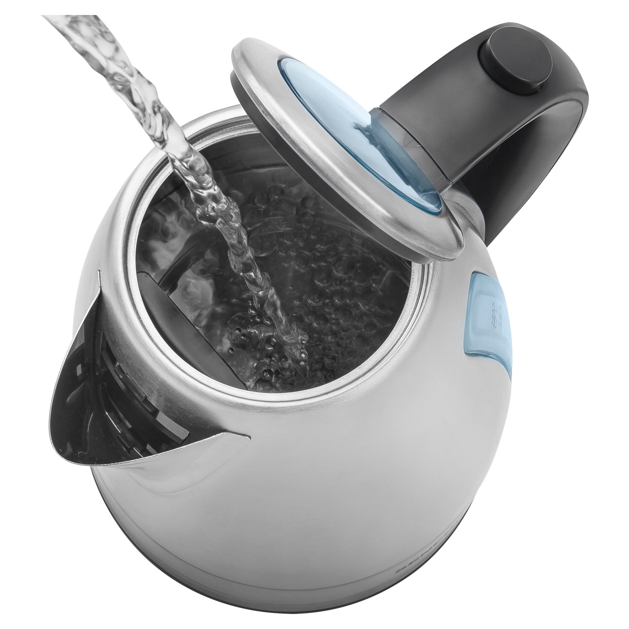 Ein silberner Wasserkocher, in den Wasser gegossen wird, Deckel offen, blaues Licht sichtbar.