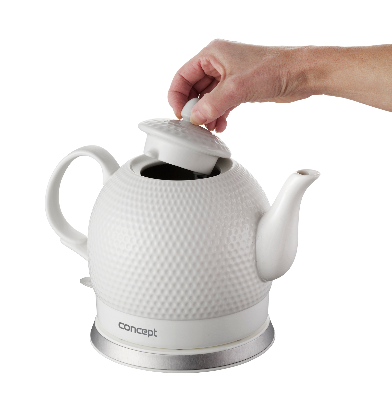 Biały czajnik elektryczny z ręką podnoszącą pokrywkę.