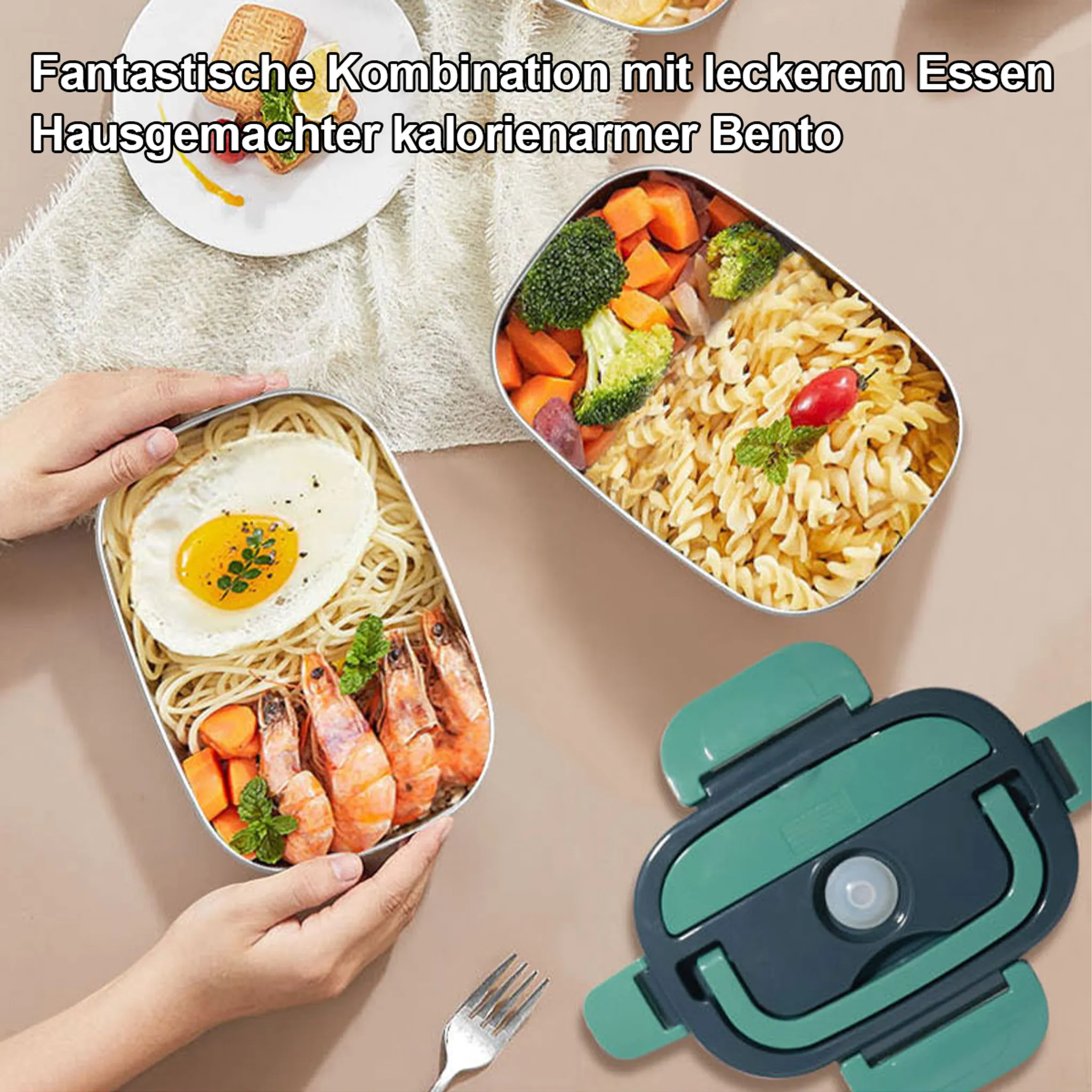 Zwei Lunchboxen mit Essen, eine Hand hält eine, und eine Gabel auf weißer Oberfläche.