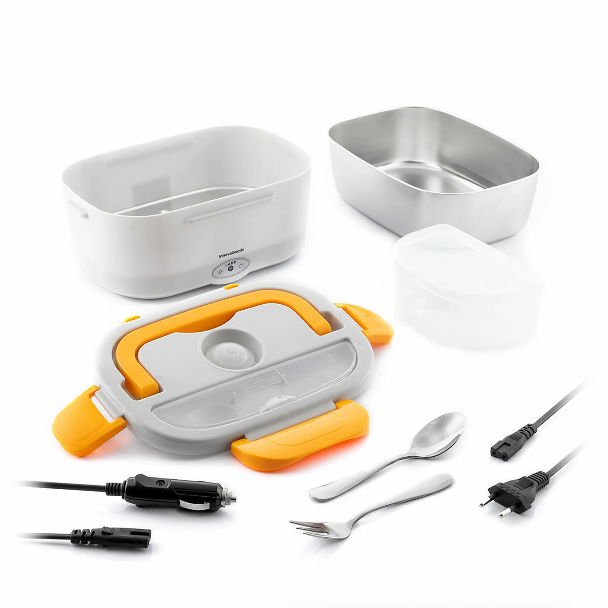 Lunchbox mit Fächern, Löffel, Gabel und Netzkabel, isoliert auf weißer Oberfläche.