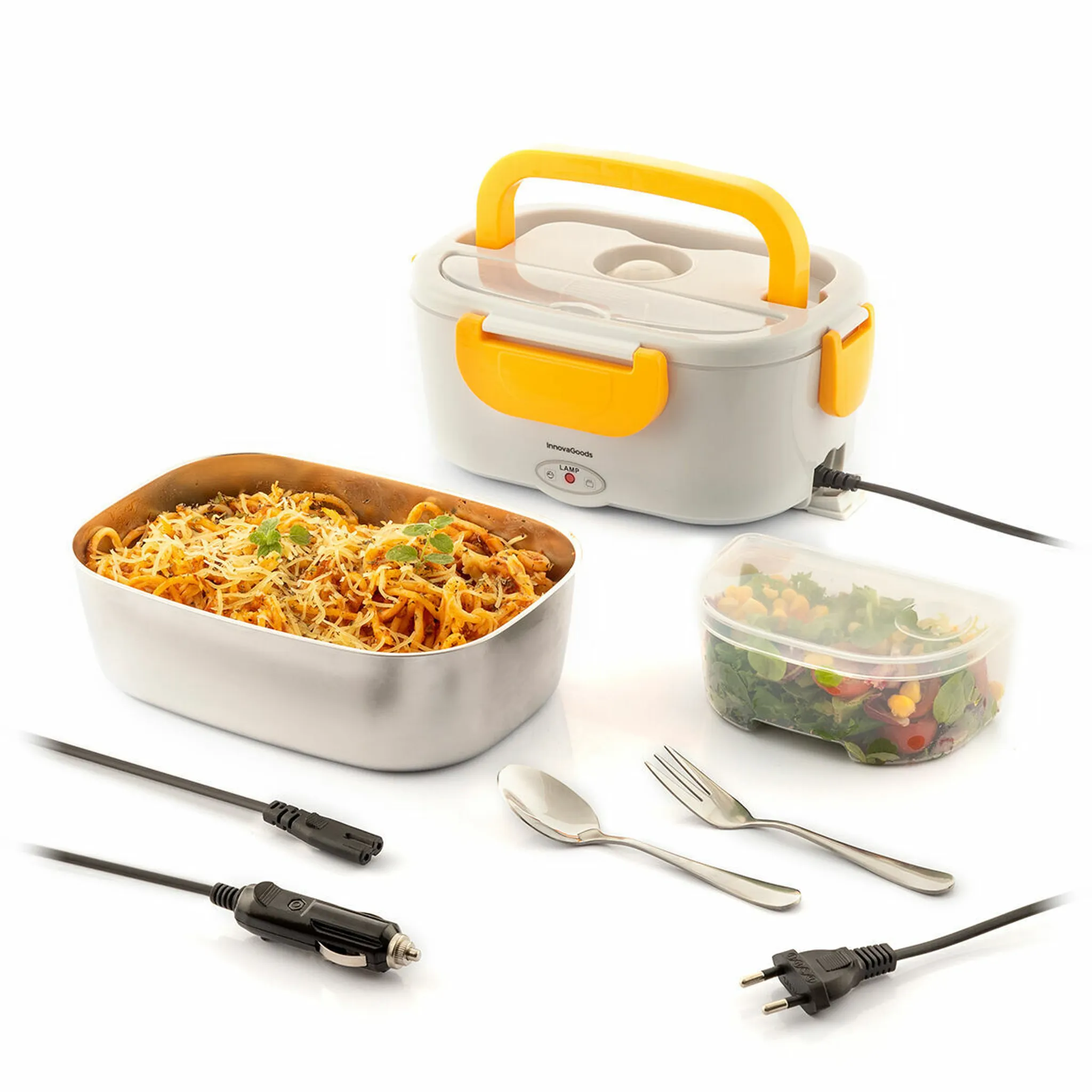 Eine elektrische Lunchbox mit Lebensmittelbehältern, Kabeln und Besteck. Das Essen umfasst Pasta und Salat.