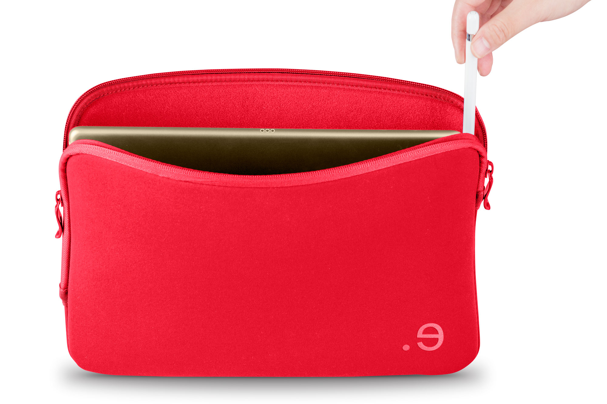 Una custodia rossa che contiene un tablet e uno stilo bianco che viene inserito, su sfondo bianco.