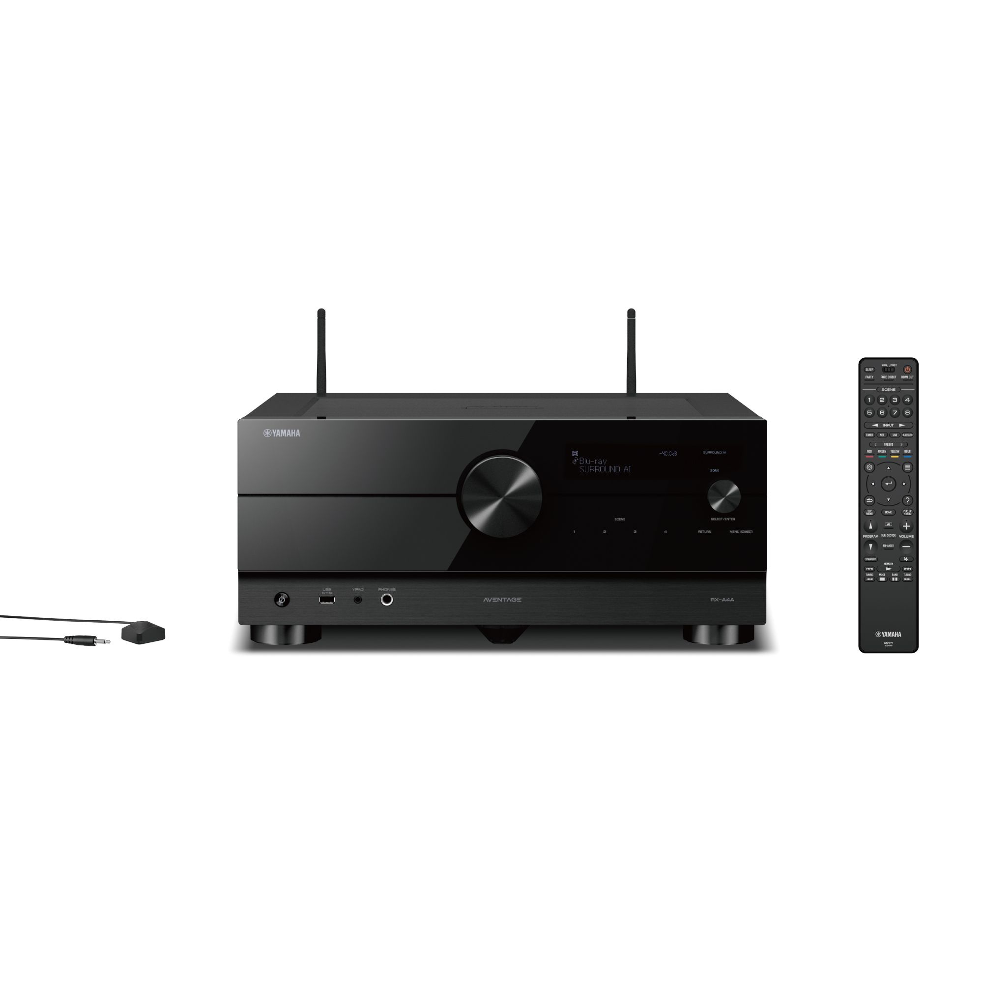 Yamaha AV alıcısı, antenler, uzaktan kumanda ve kablolarla. Siyah bir ev sineması cihazı.